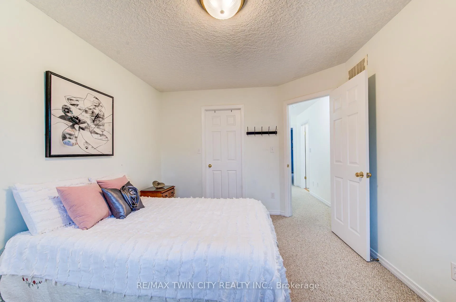 Photo 25 of 90 Udvari Crescent S, Kitchener — HOMEH