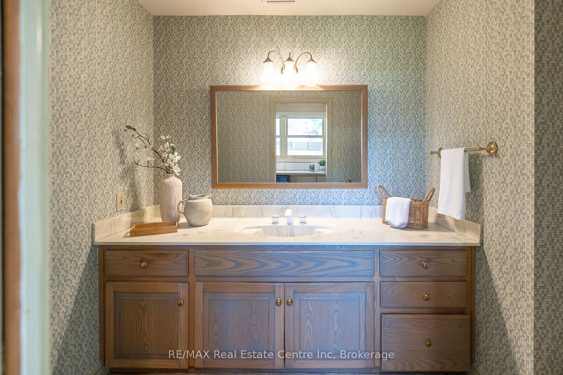 Photo 21 of 27 Colborn Street, Guelph, Kortright East — HOMEH