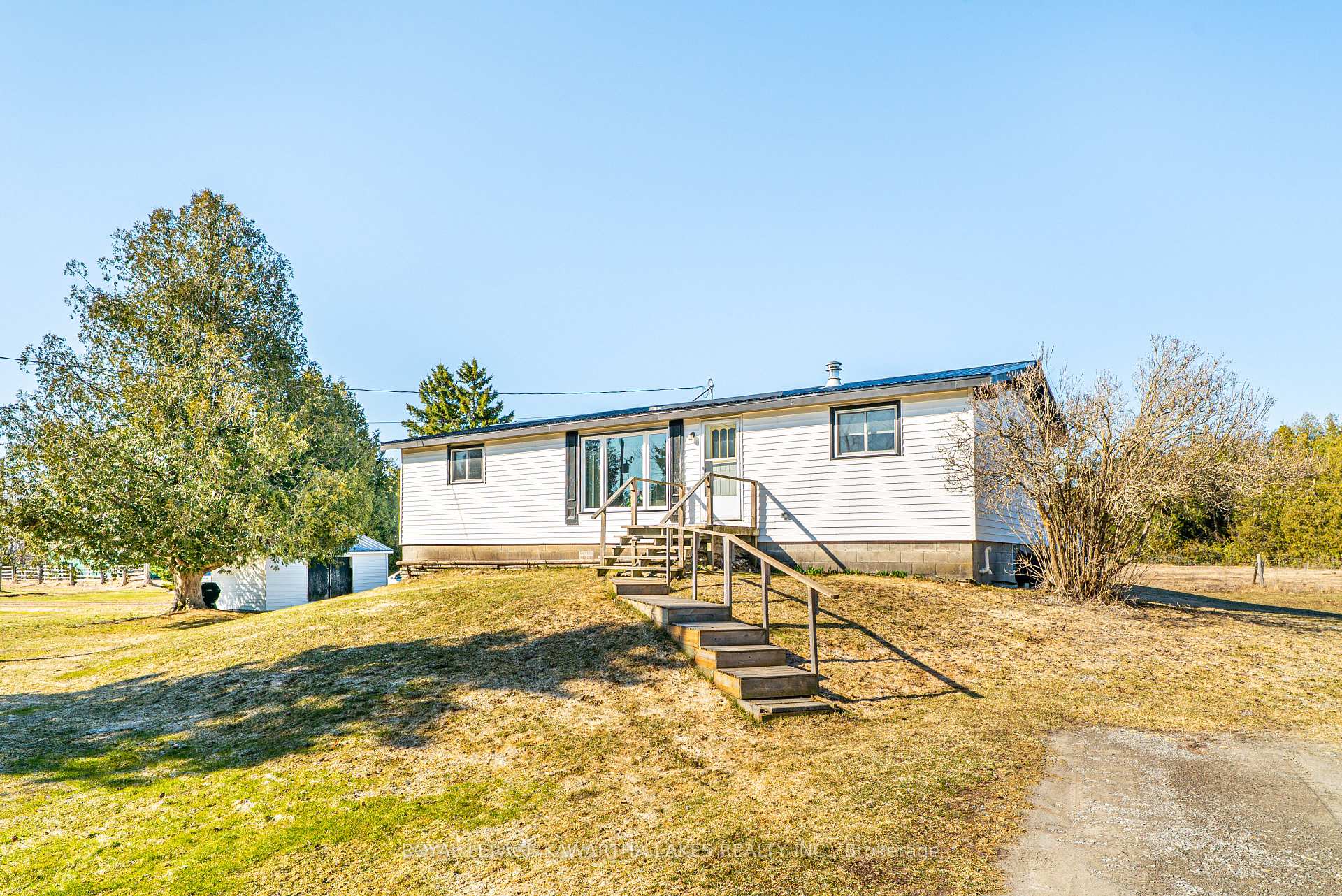 Photo 7 of 385 Shrike Road, Kawartha Lakes, Carden — HOMEH