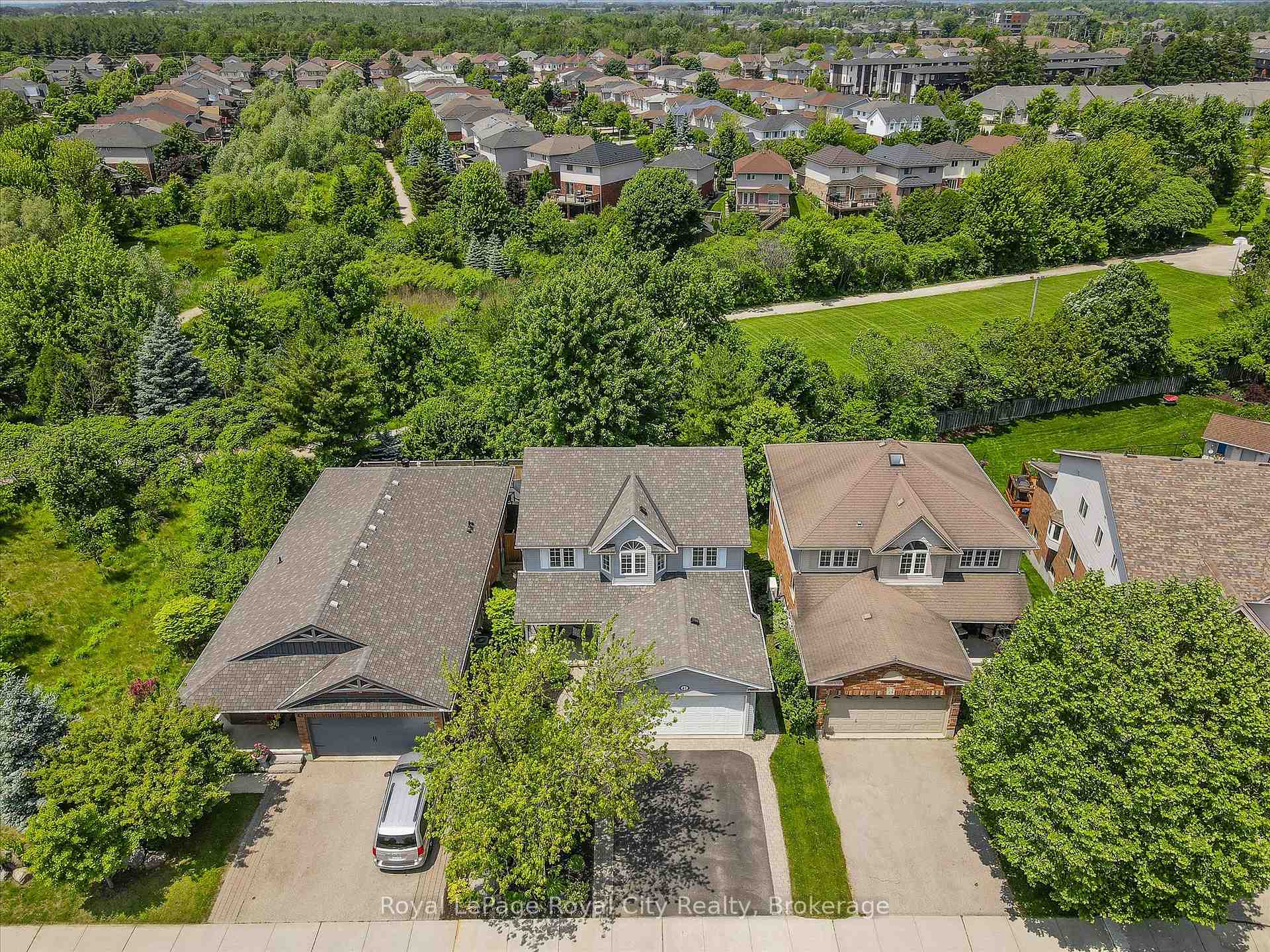 Photo 3 of 41 Munroe Crescent, Guelph, Clairfields/Hanlon Business Park — HOMEH