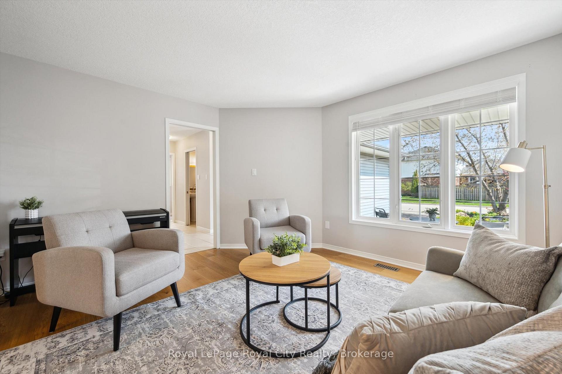 Photo 7 of 41 Munroe Crescent, Guelph, Clairfields/Hanlon Business Park — HOMEH