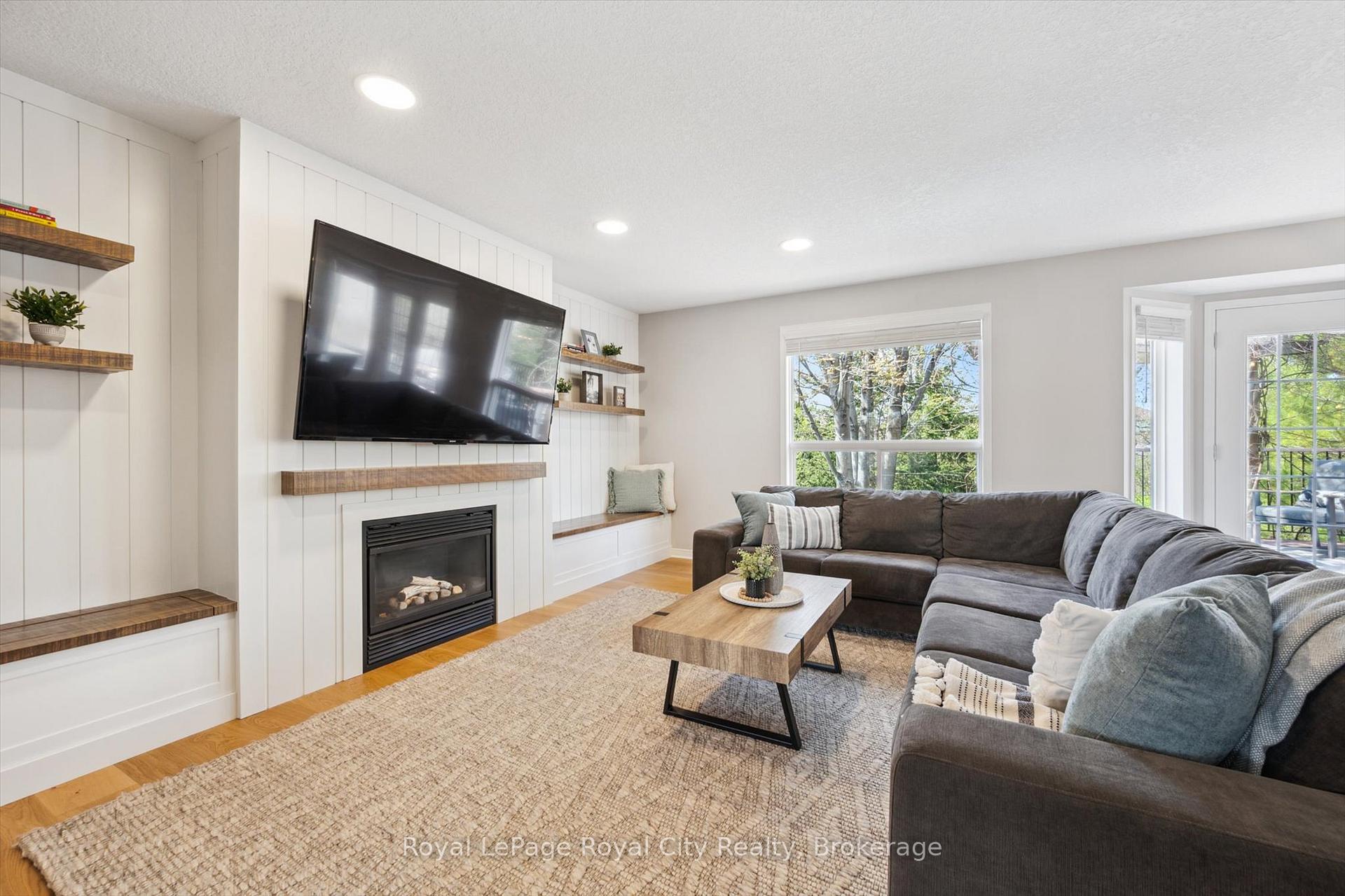 Photo 9 of 41 Munroe Crescent, Guelph, Clairfields/Hanlon Business Park — HOMEH