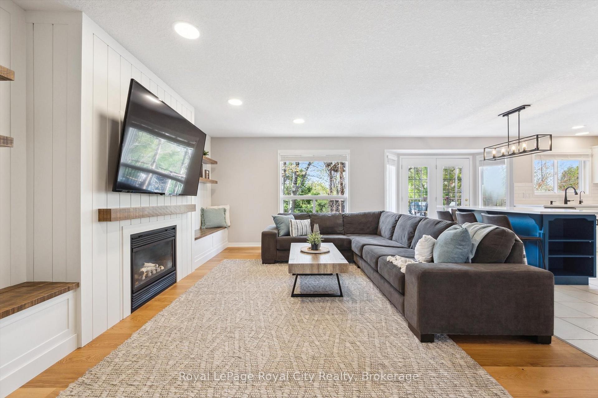 Photo 10 of 41 Munroe Crescent, Guelph, Clairfields/Hanlon Business Park — HOMEH