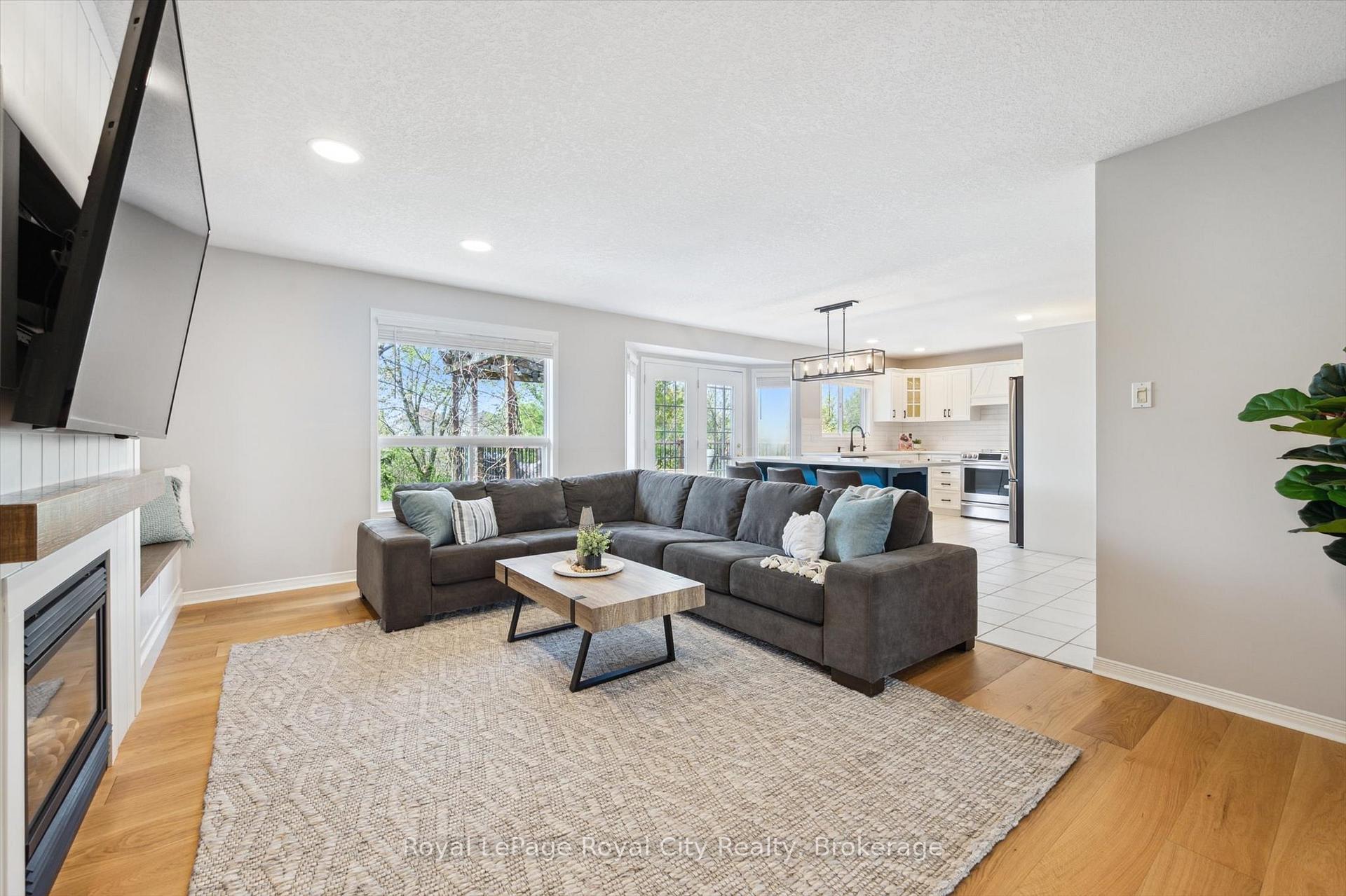 Photo 11 of 41 Munroe Crescent, Guelph, Clairfields/Hanlon Business Park — HOMEH