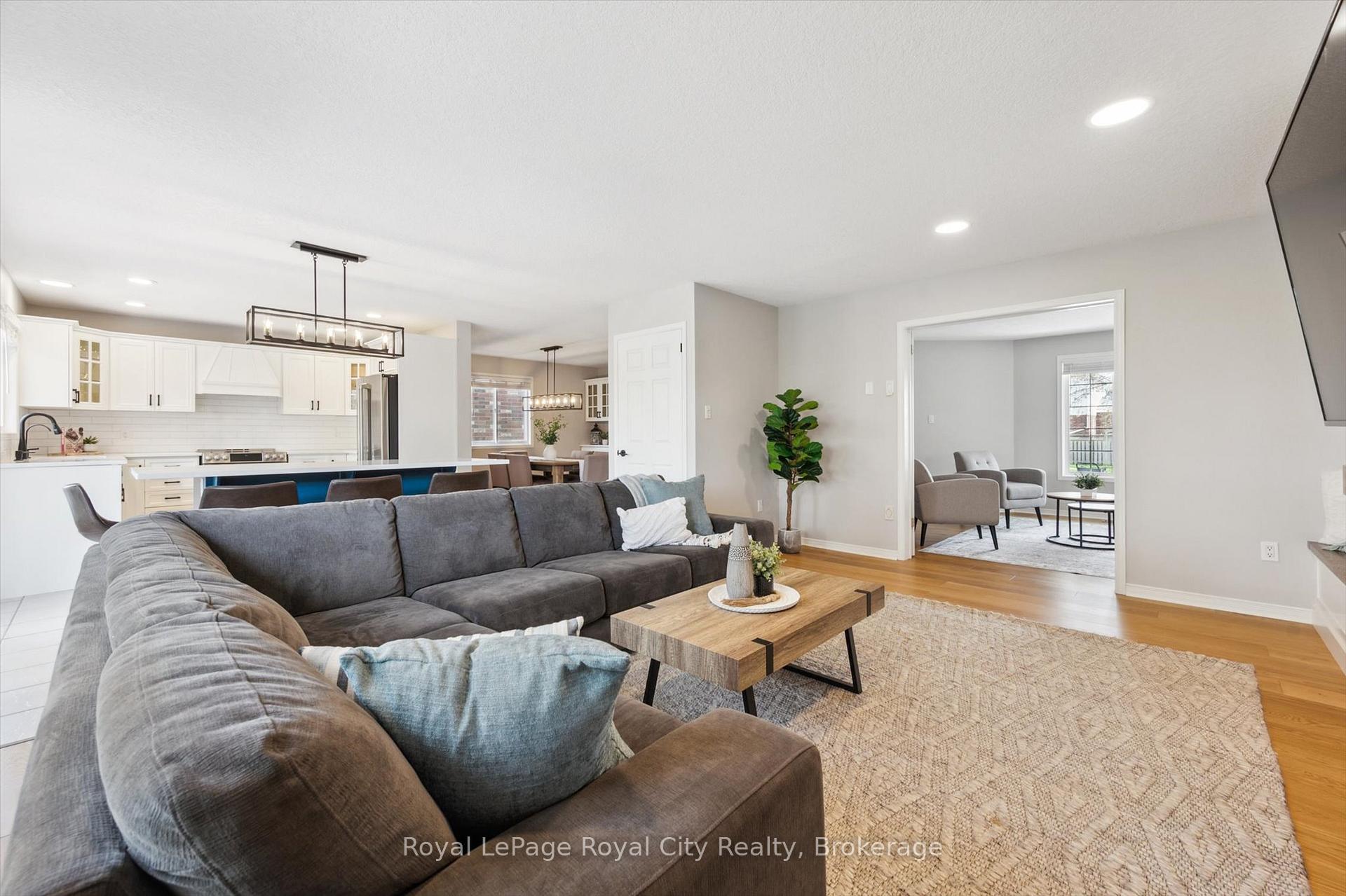 Photo 13 of 41 Munroe Crescent, Guelph, Clairfields/Hanlon Business Park — HOMEH