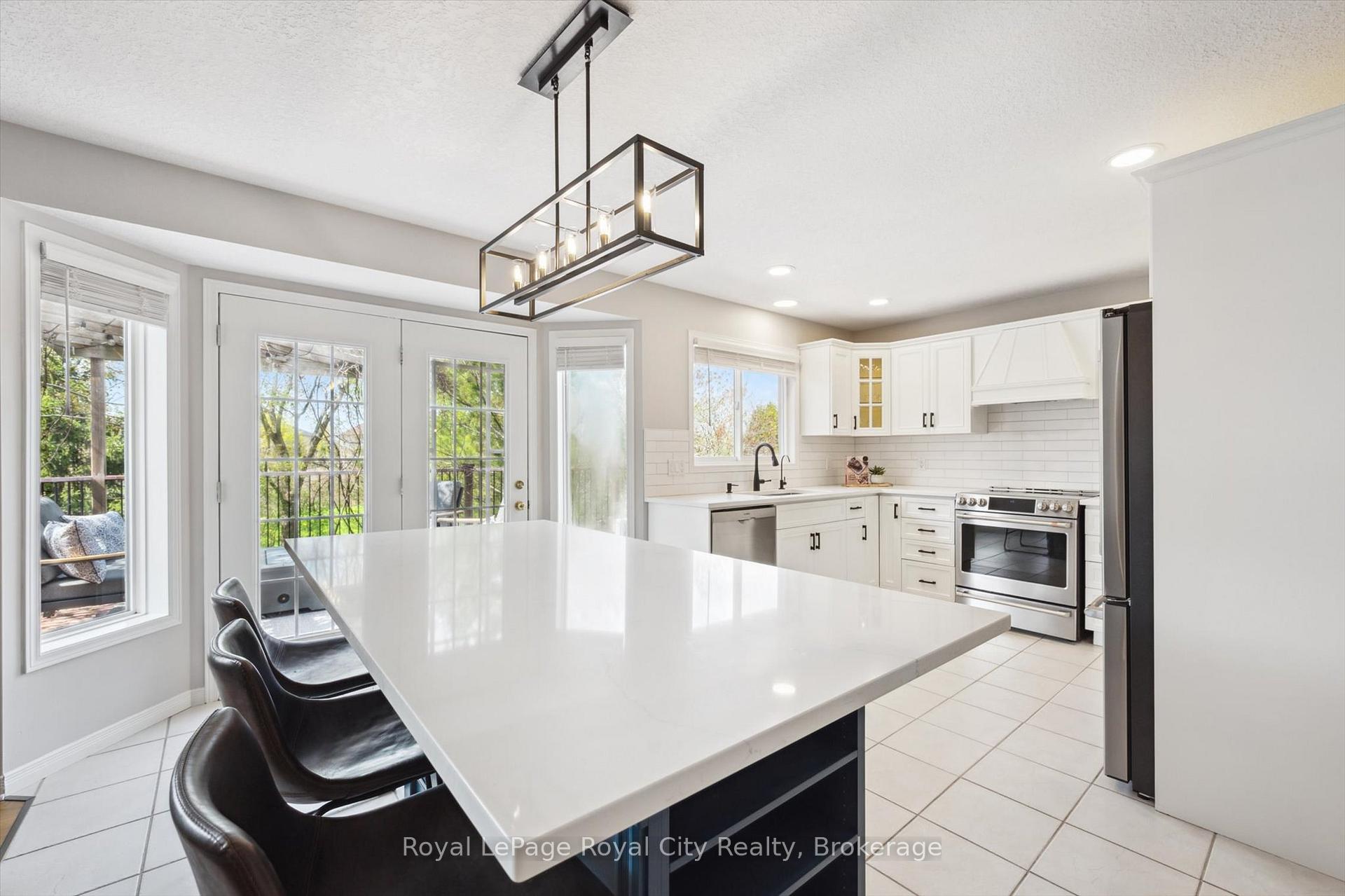 Photo 16 of 41 Munroe Crescent, Guelph, Clairfields/Hanlon Business Park — HOMEH