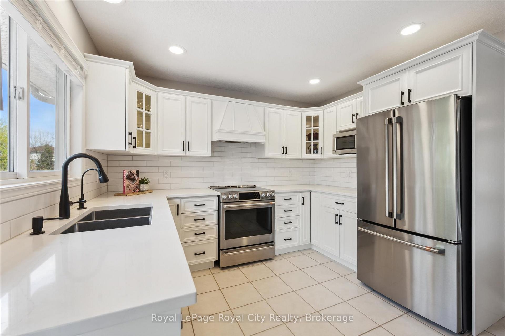 Photo 17 of 41 Munroe Crescent, Guelph, Clairfields/Hanlon Business Park — HOMEH