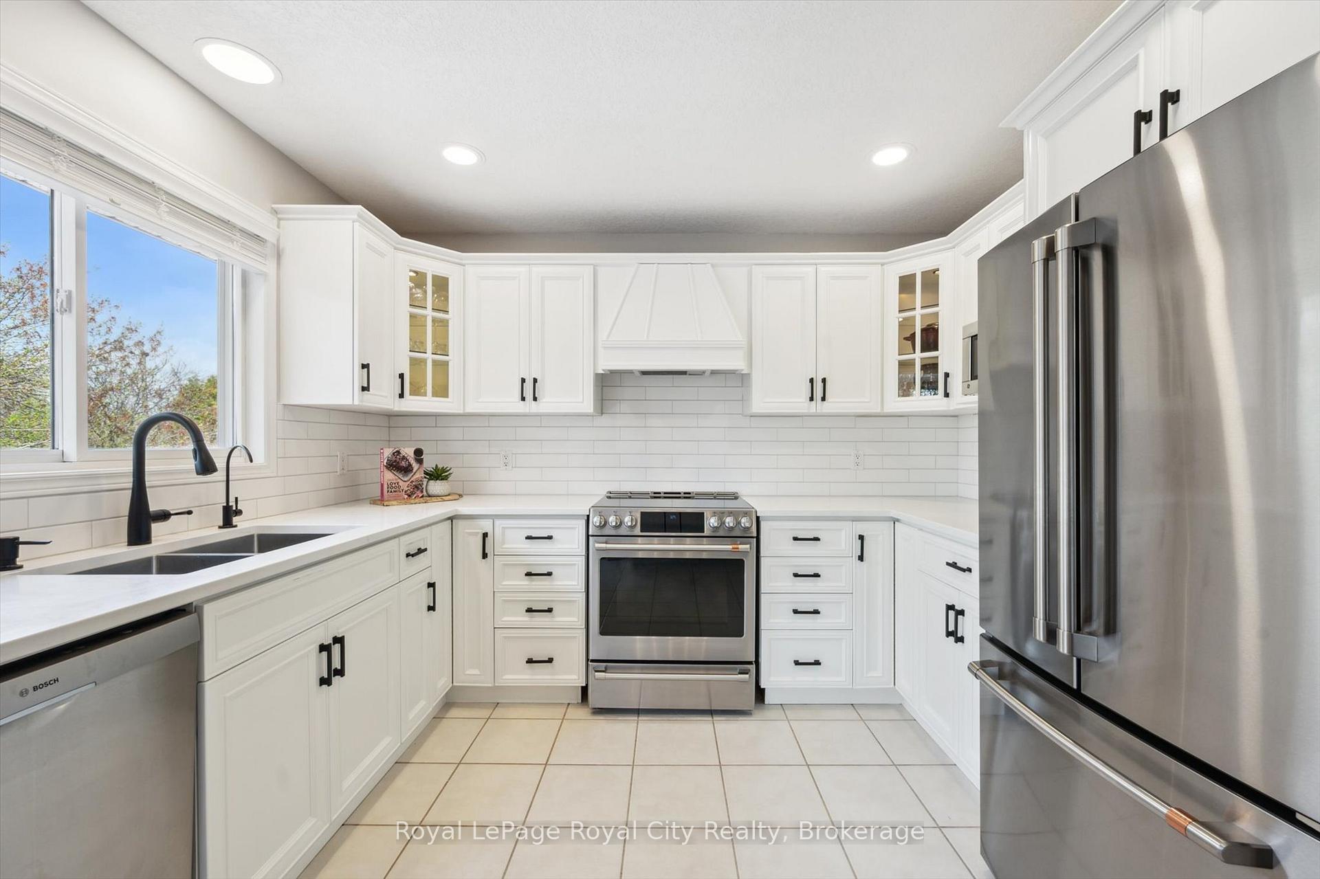 Photo 18 of 41 Munroe Crescent, Guelph, Clairfields/Hanlon Business Park — HOMEH