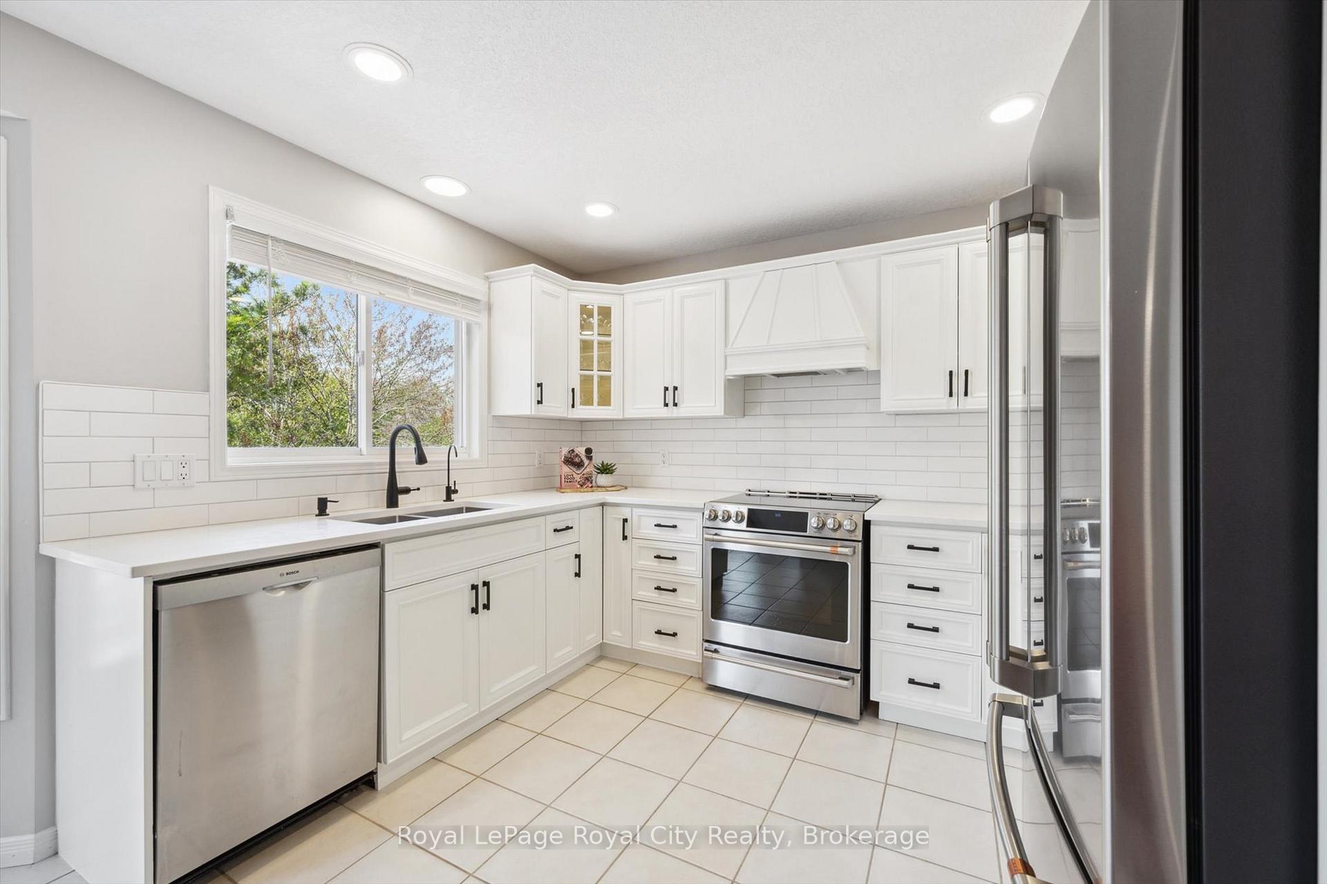 Photo 19 of 41 Munroe Crescent, Guelph, Clairfields/Hanlon Business Park — HOMEH