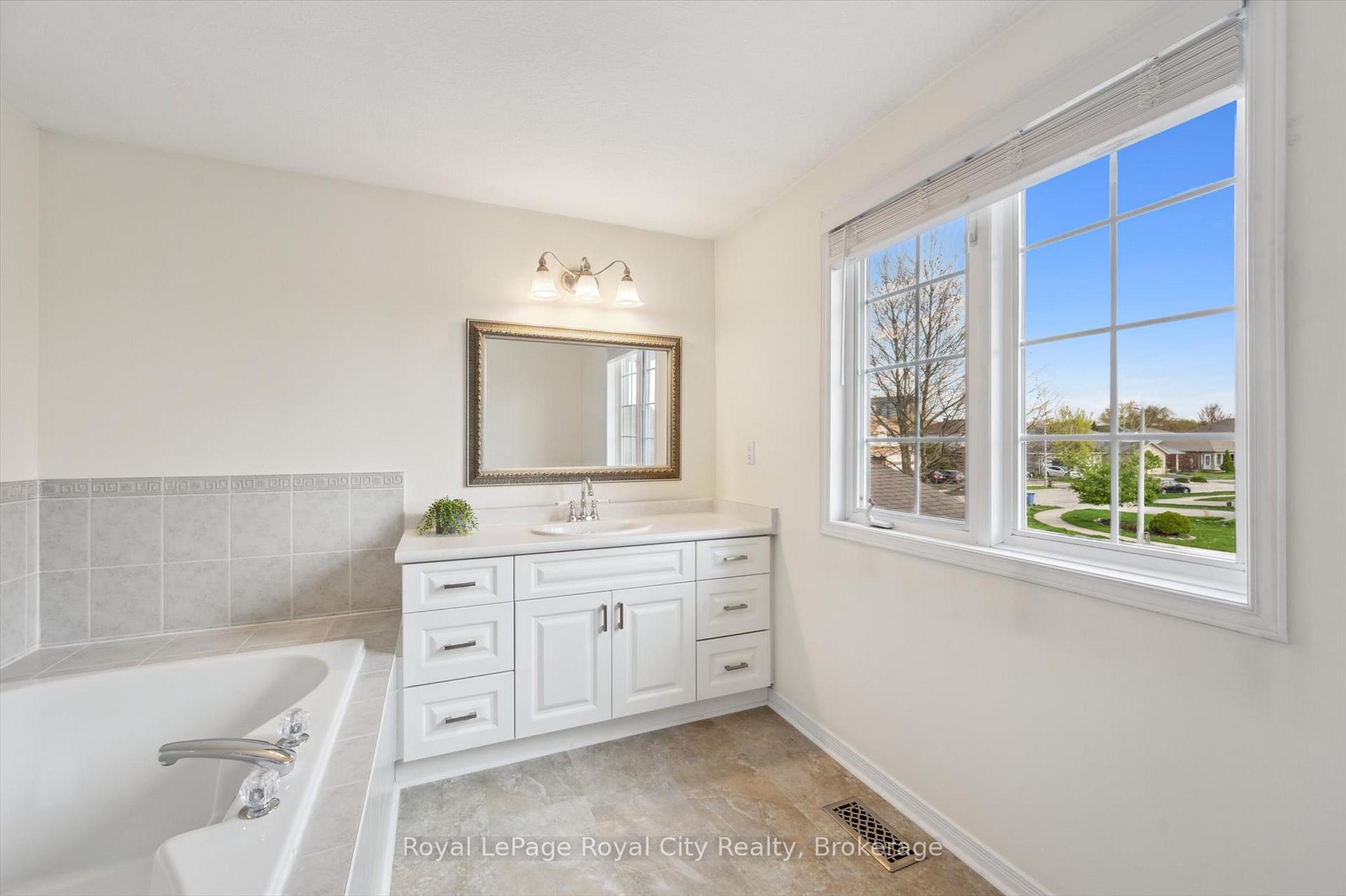 Photo 30 of 41 Munroe Crescent, Guelph, Clairfields/Hanlon Business Park — HOMEH