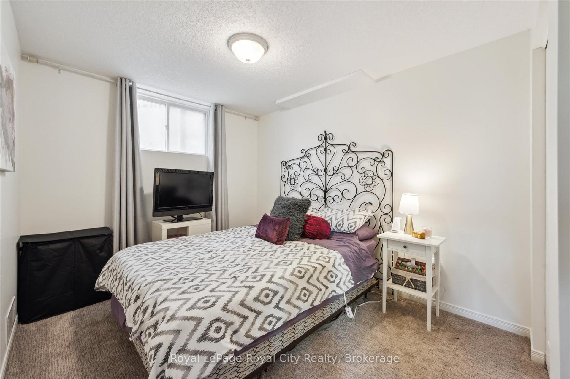 Photo 41 of 41 Munroe Crescent, Guelph, Clairfields/Hanlon Business Park — HOMEH