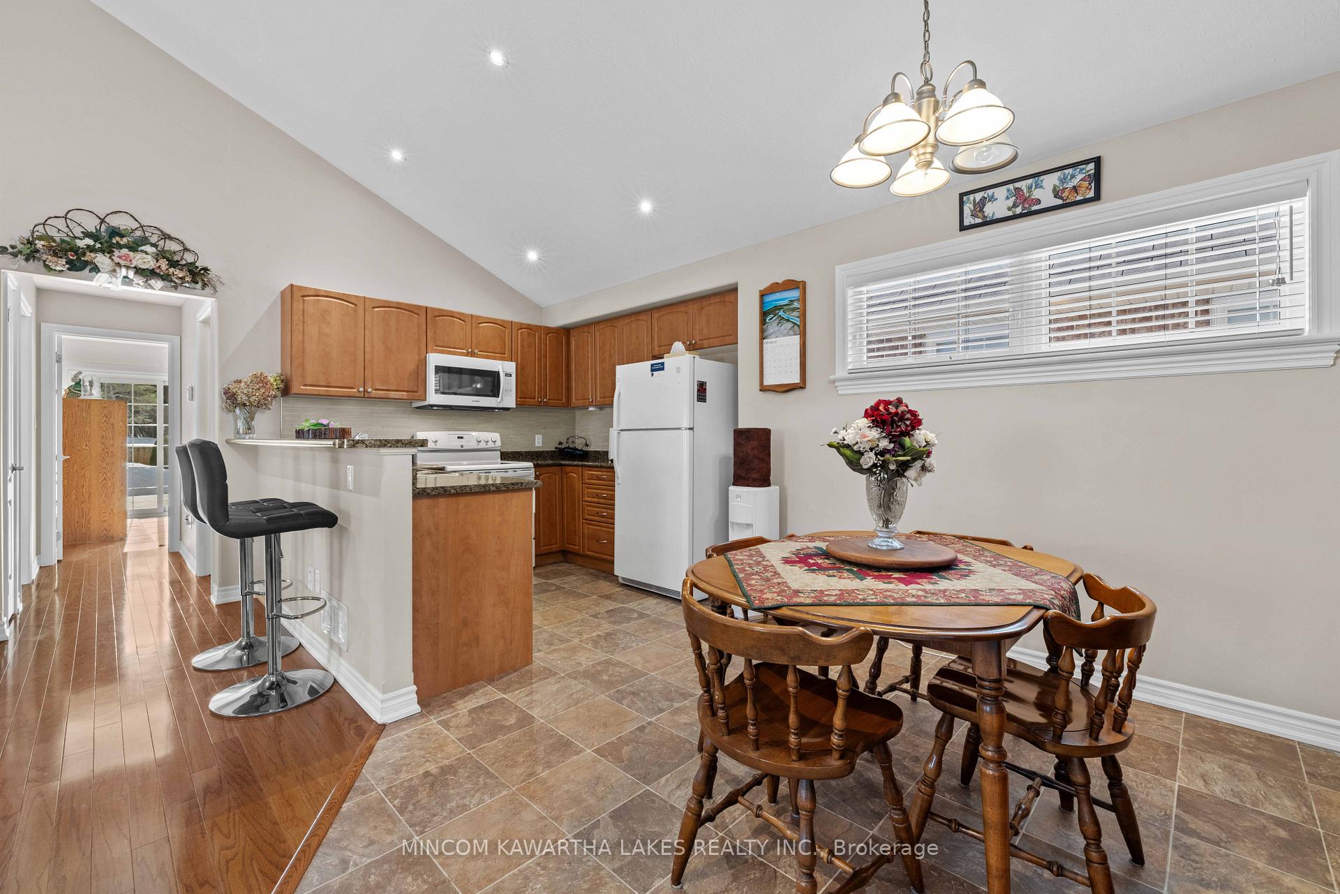 Photo 5 of 46 Laurent Boulevard, Kawartha Lakes, Lindsay — HOMEH