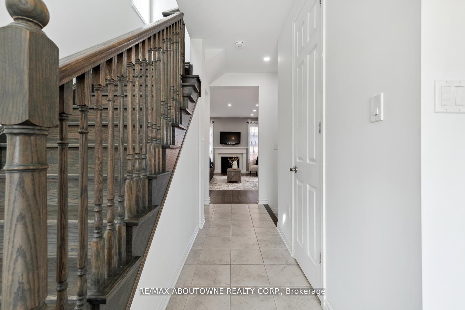Photo 5 of 879 Hickory Crescent, Milton, Cobban — HOMEH