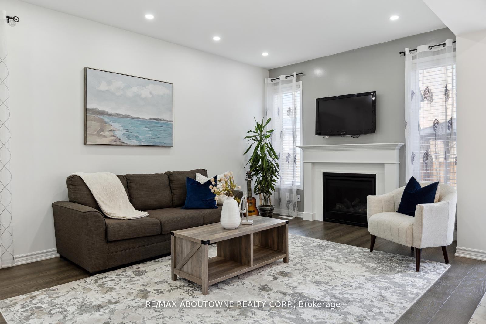 Photo 8 of 879 Hickory Crescent, Milton, Cobban — HOMEH