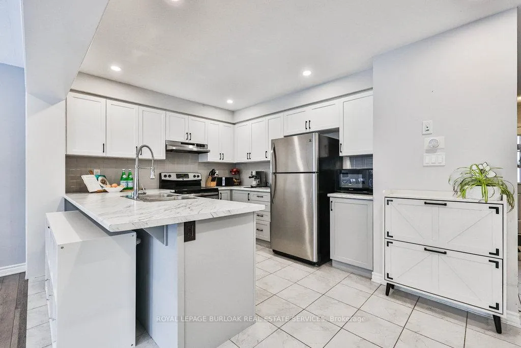 Photo 8 of 68 Lupo Drive, Hamilton, Waterdown — HOMEH