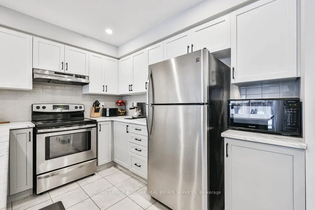 Photo 10 of 68 Lupo Drive, Hamilton, Waterdown — HOMEH