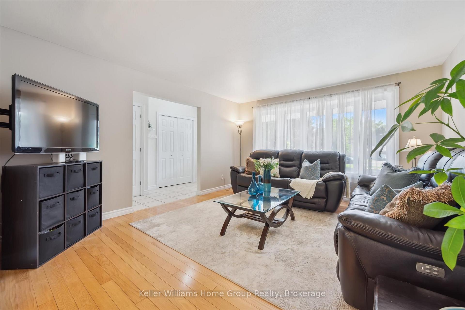 Photo 12 of 6 Gregory Place, Guelph, Willow West/Sugarbush/West Acres — HOMEH