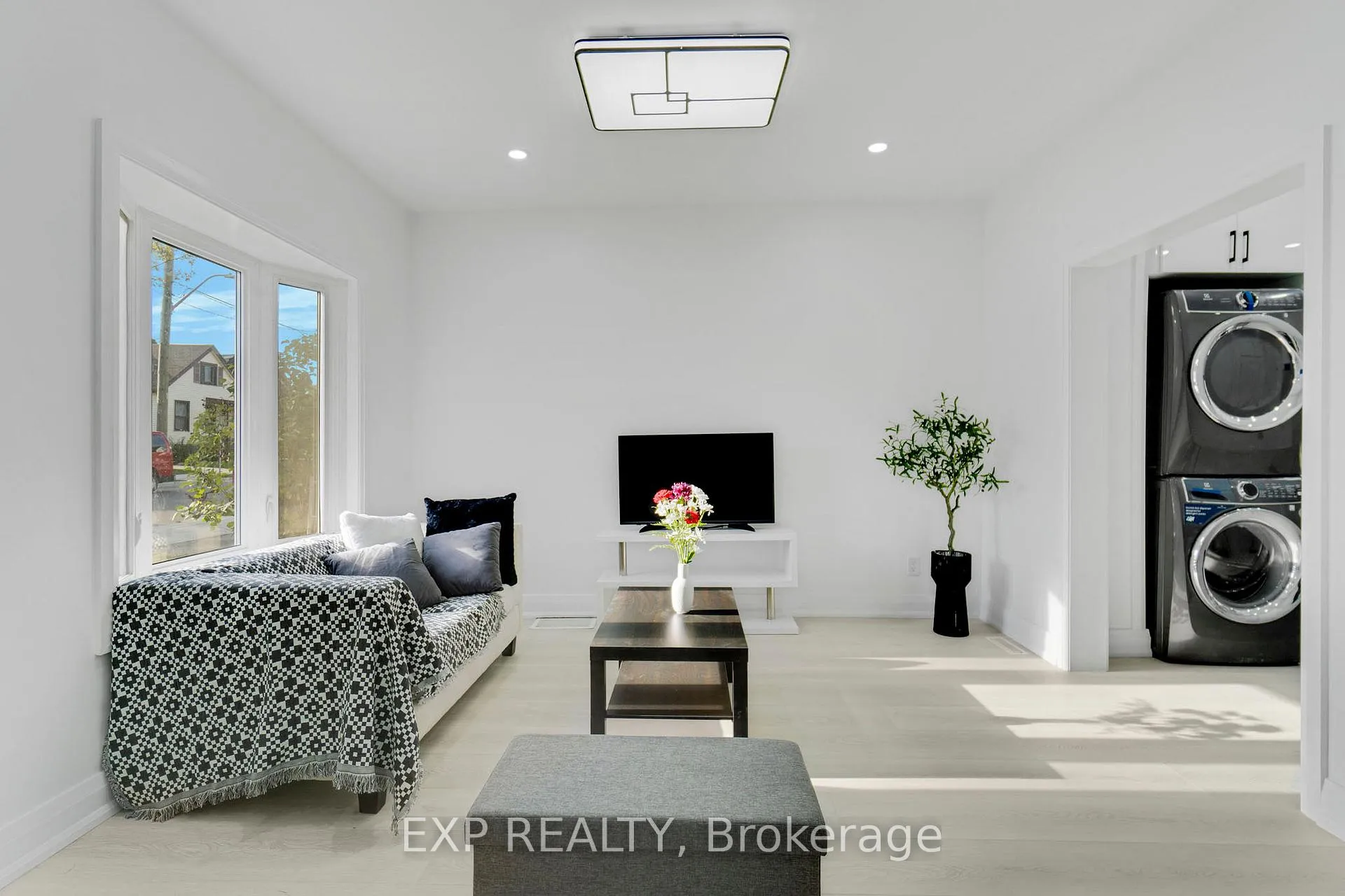 Photo 5 of 217 Fairfield Avenue, Hamilton, Homeside — HOMEH