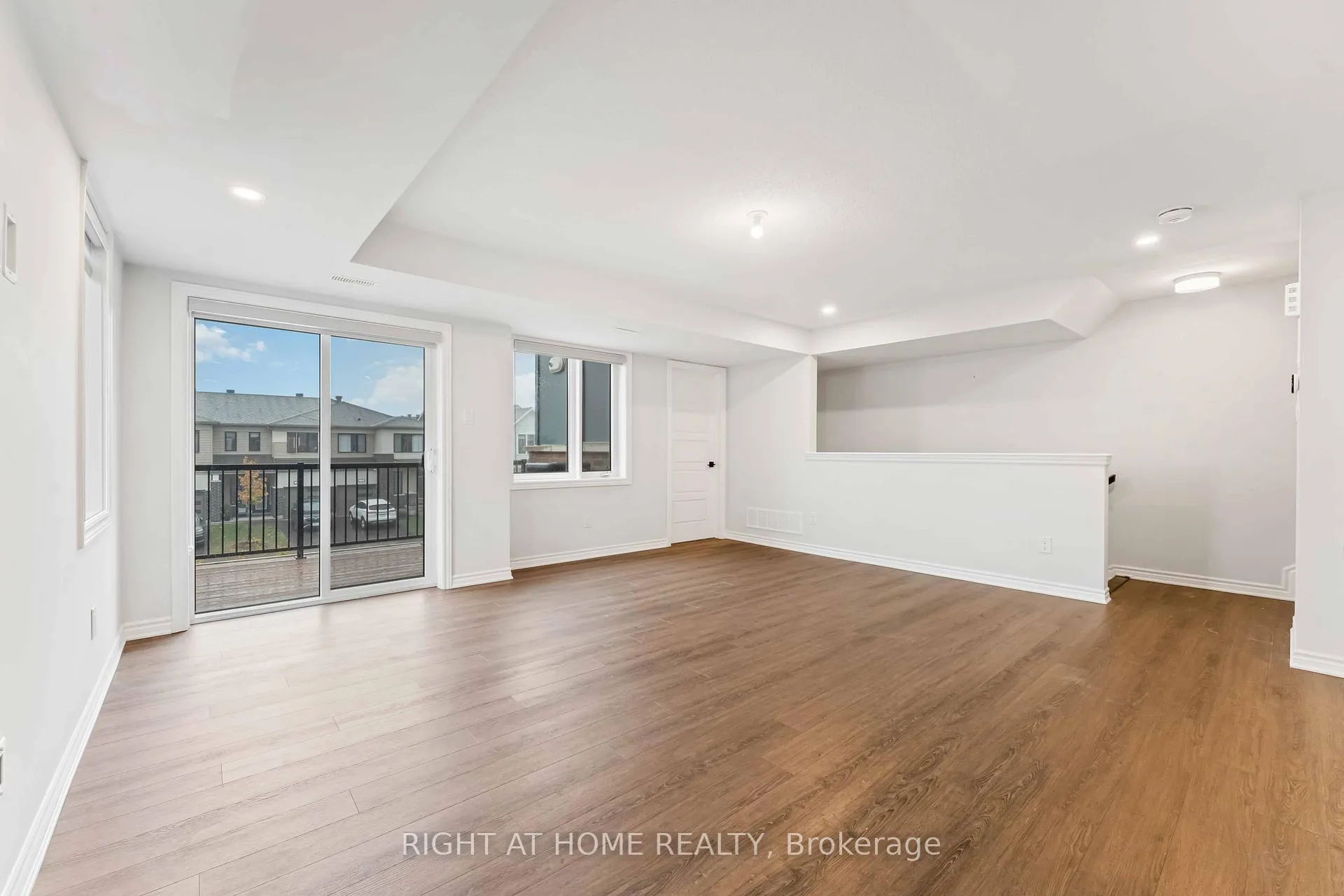 Photo 16 of 721 Rouncey Road, Ottawa, Kanata - Emerald Meadows/Trailwest — HOMEH
