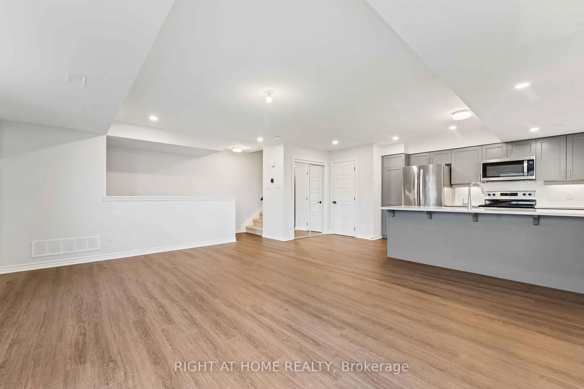 Photo 33 of 721 Rouncey Road, Ottawa, Kanata - Emerald Meadows/Trailwest — HOMEH