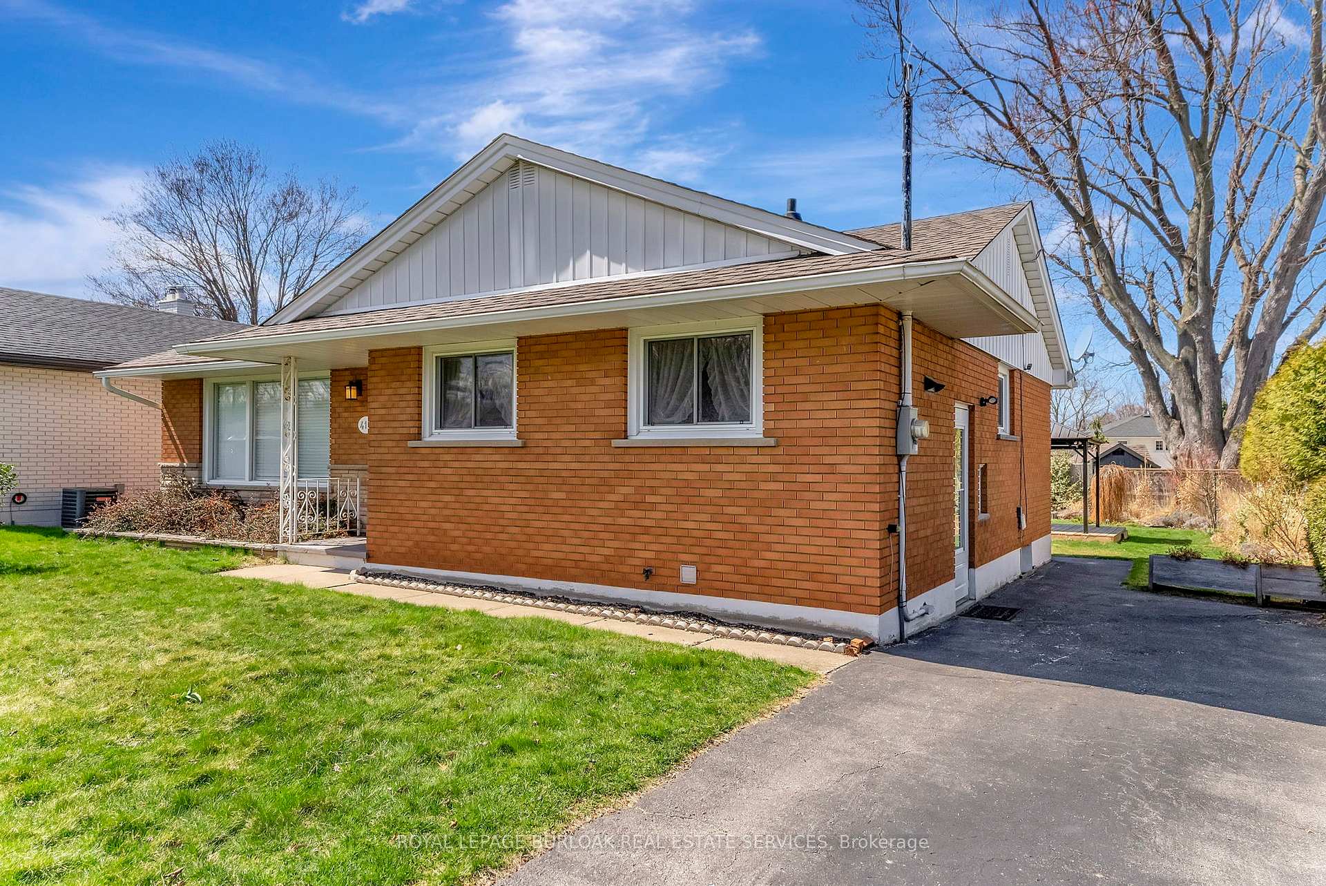 Photo 3 of 419 Elizabeth Street, Grimsby, Grimsby Beach — HOMEH