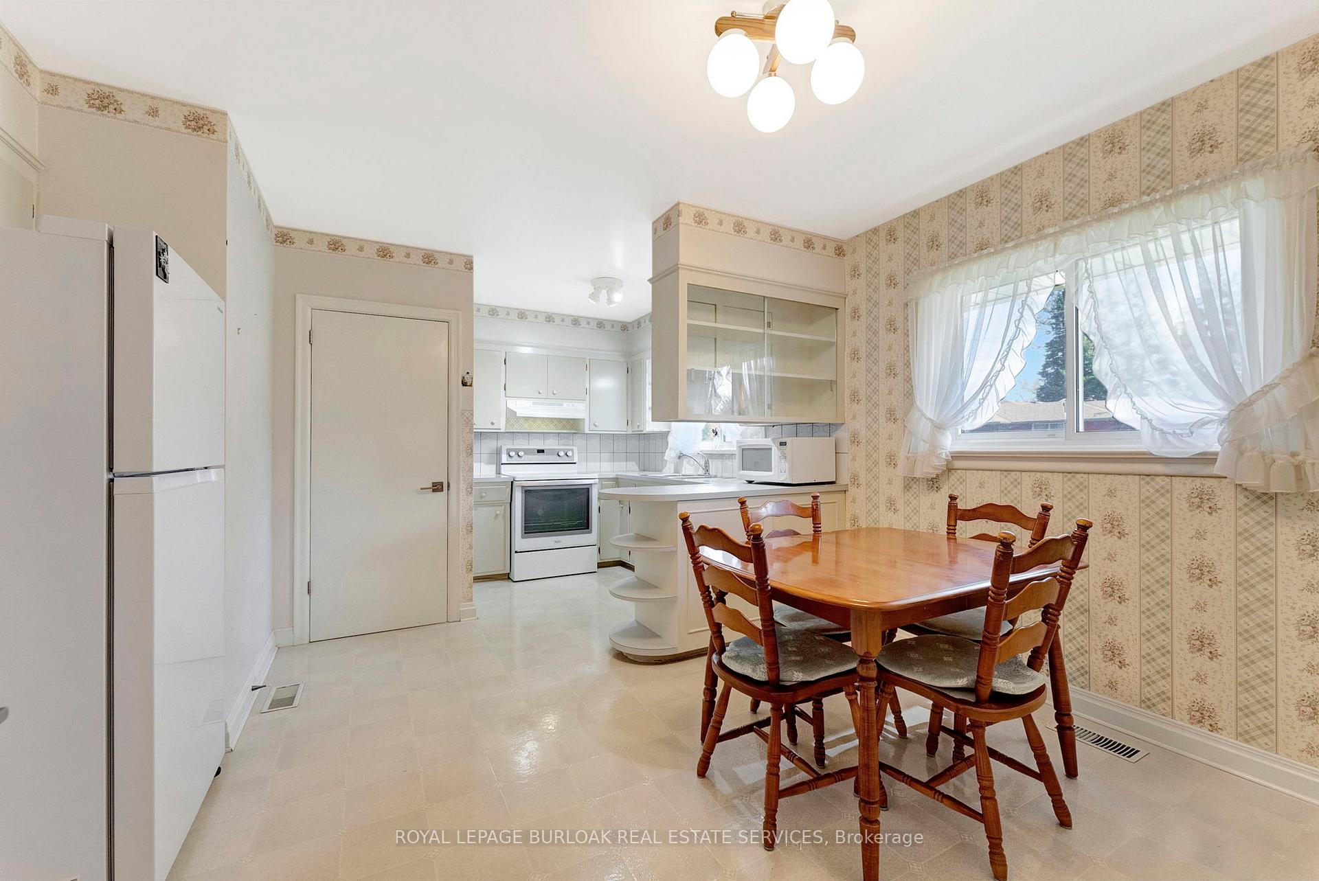 Photo 8 of 419 Elizabeth Street, Grimsby, Grimsby Beach — HOMEH