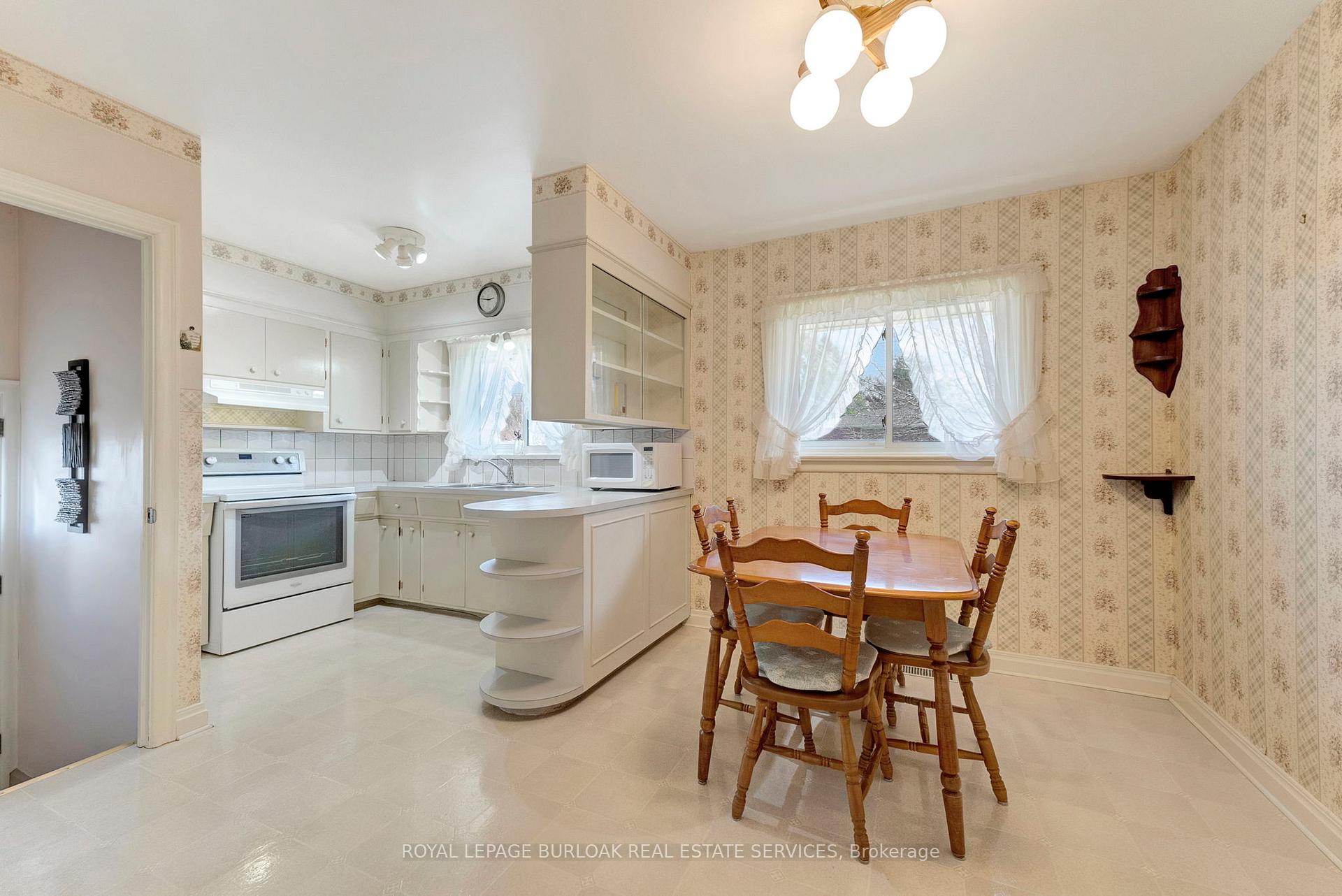 Photo 9 of 419 Elizabeth Street, Grimsby, Grimsby Beach — HOMEH