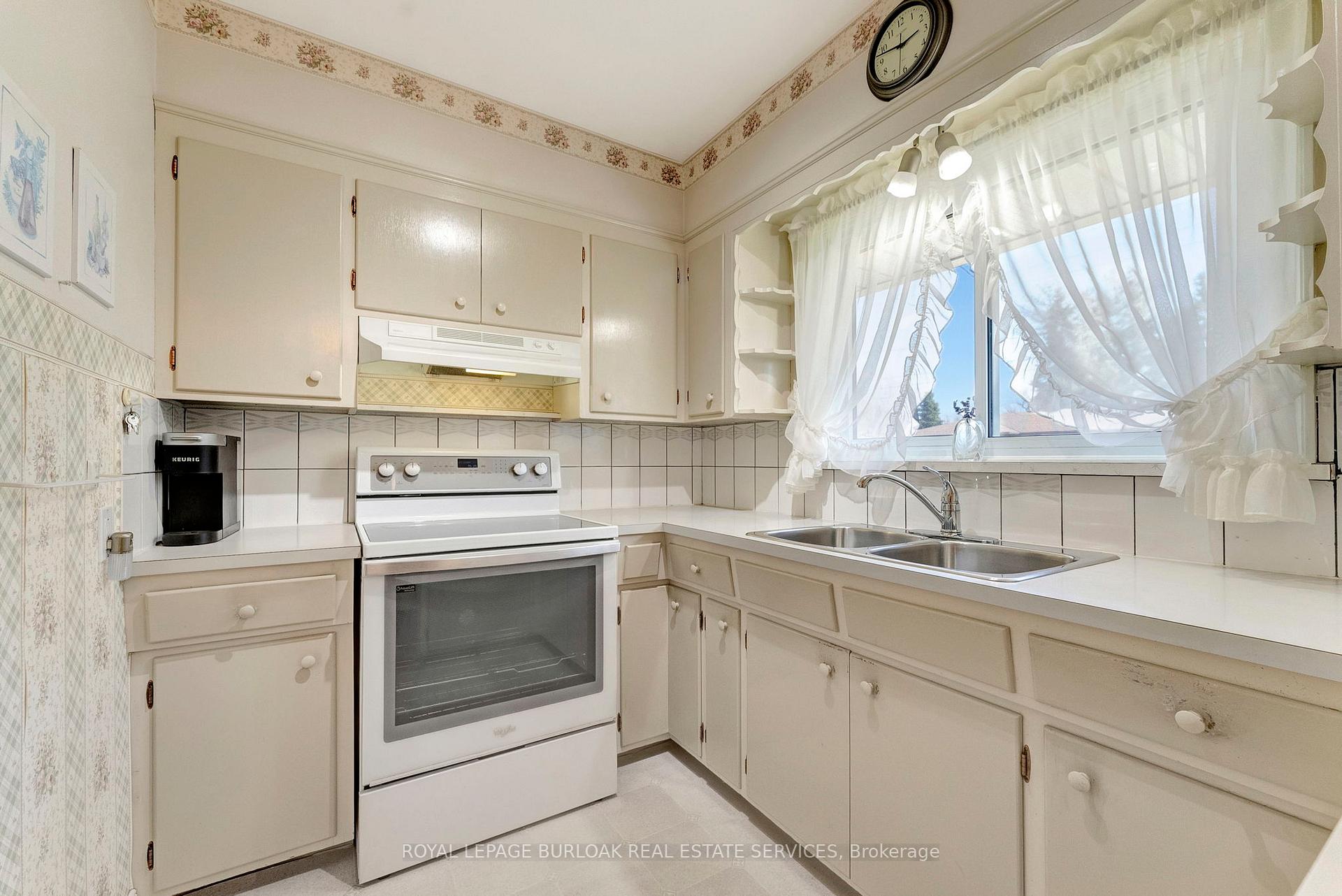 Photo 10 of 419 Elizabeth Street, Grimsby, Grimsby Beach — HOMEH