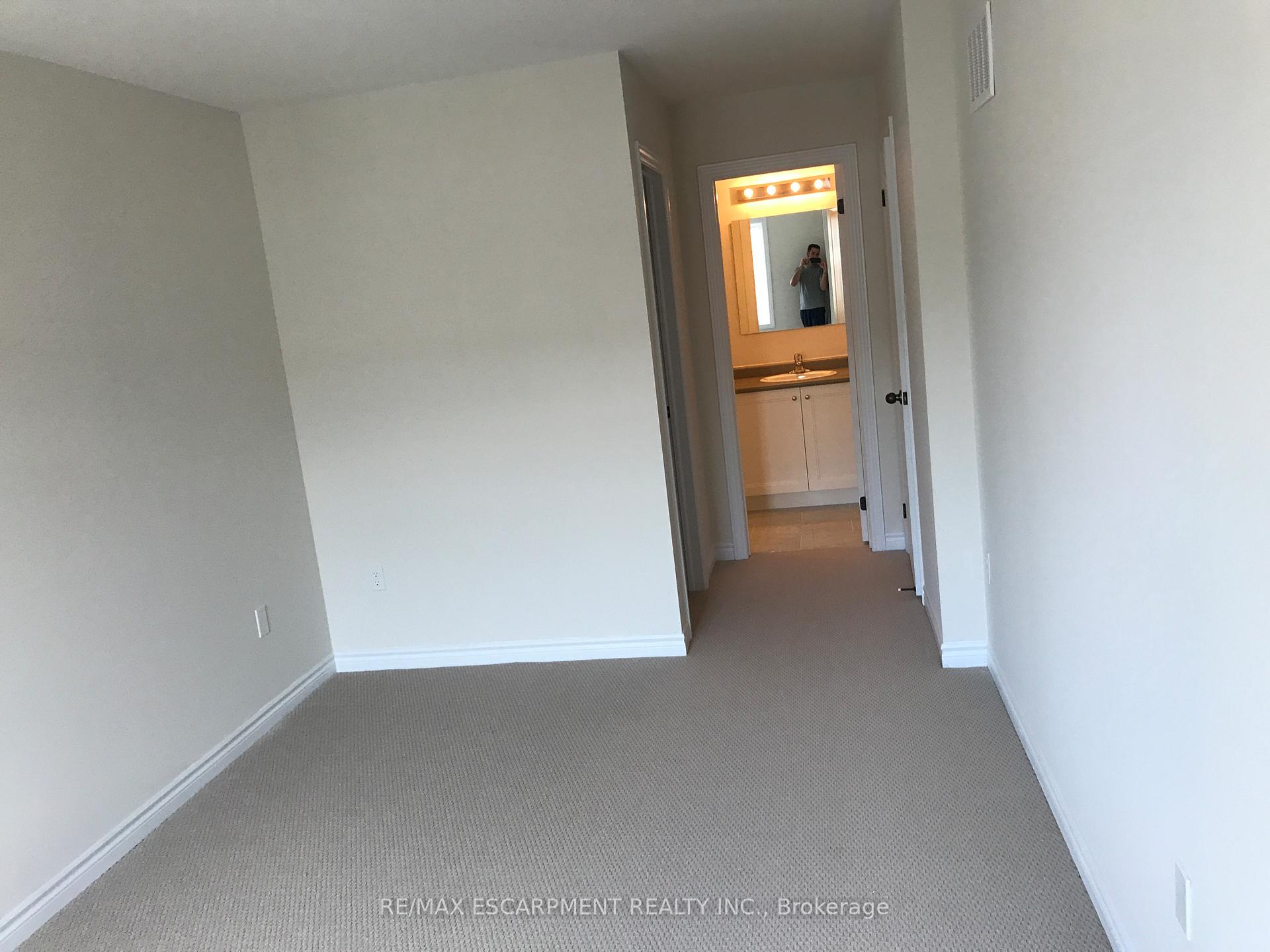 Photo 2 of 21 Hiscott Drive, Hamilton, Waterdown — HOMEH