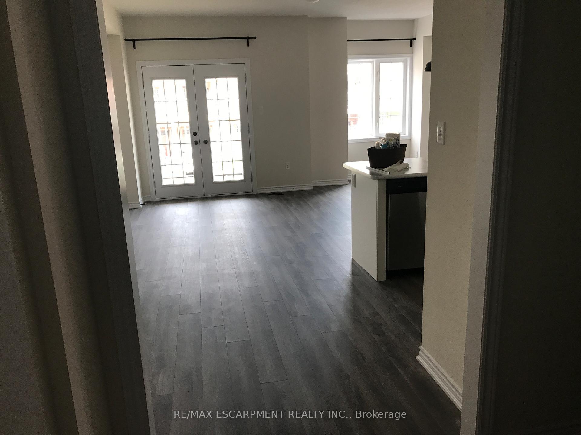 Photo 3 of 21 Hiscott Drive, Hamilton, Waterdown — HOMEH