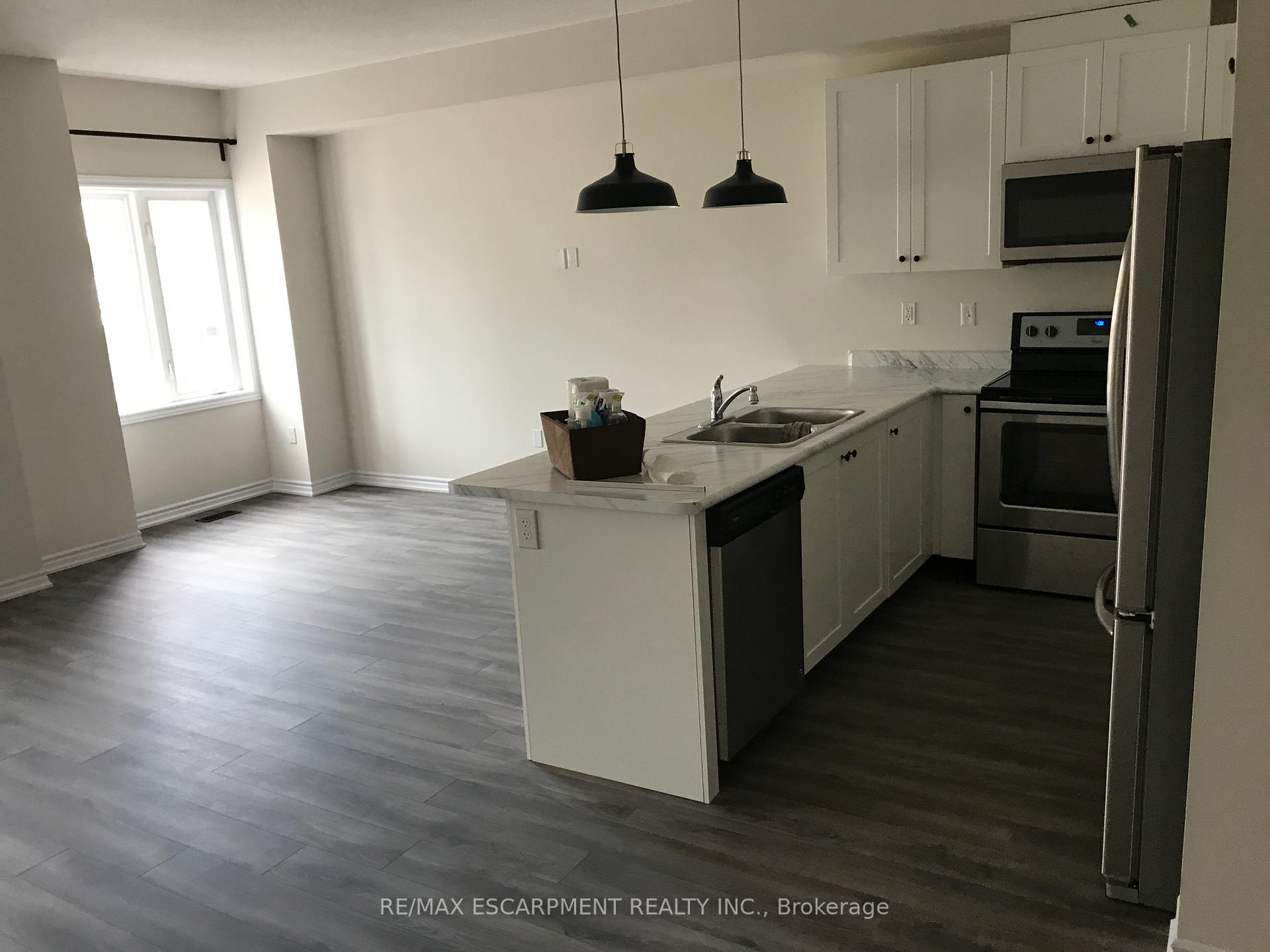 Photo 4 of 21 Hiscott Drive, Hamilton, Waterdown — HOMEH