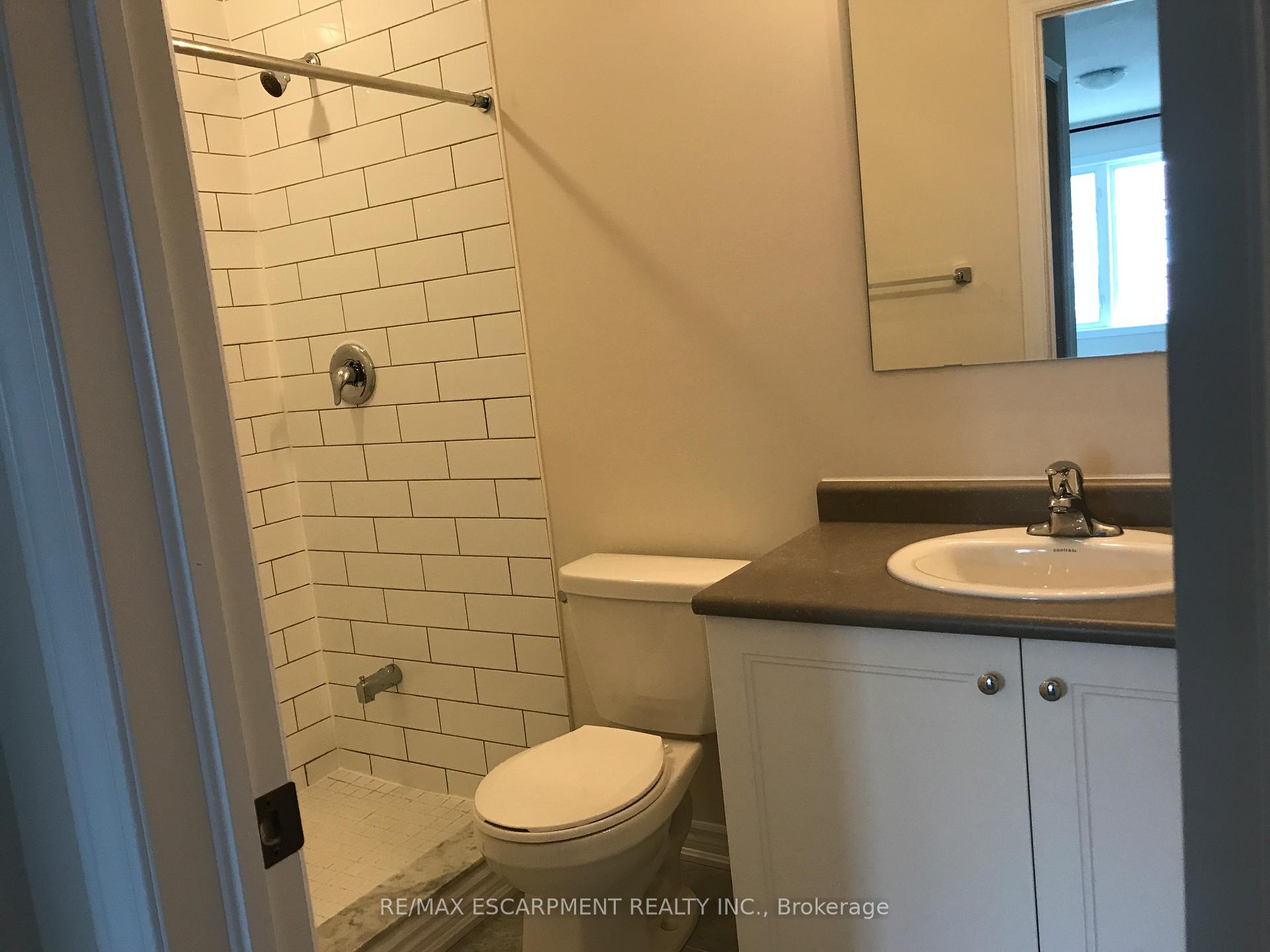 Photo 6 of 21 Hiscott Drive, Hamilton, Waterdown — HOMEH