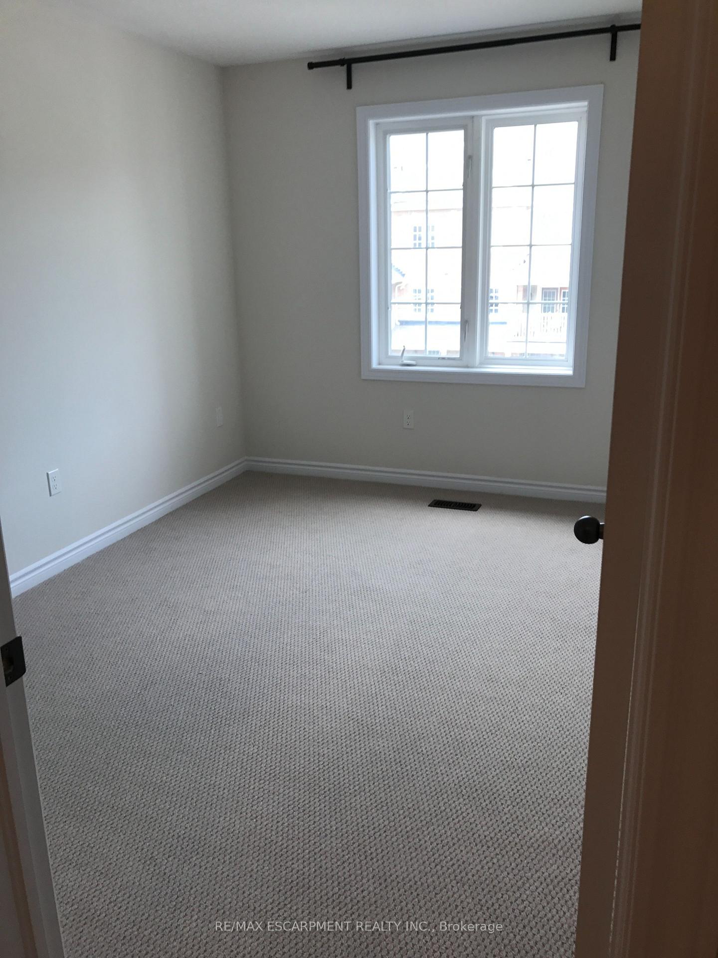 Photo 8 of 21 Hiscott Drive, Hamilton, Waterdown — HOMEH