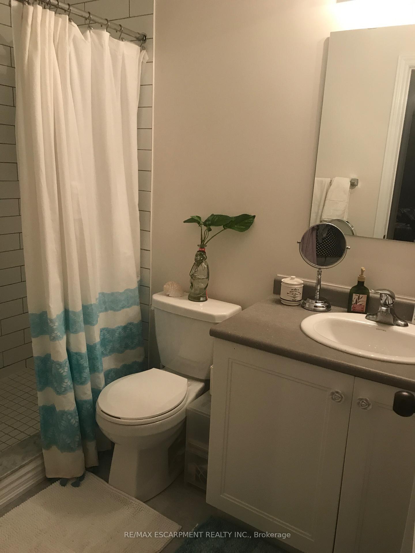 Photo 9 of 21 Hiscott Drive, Hamilton, Waterdown — HOMEH