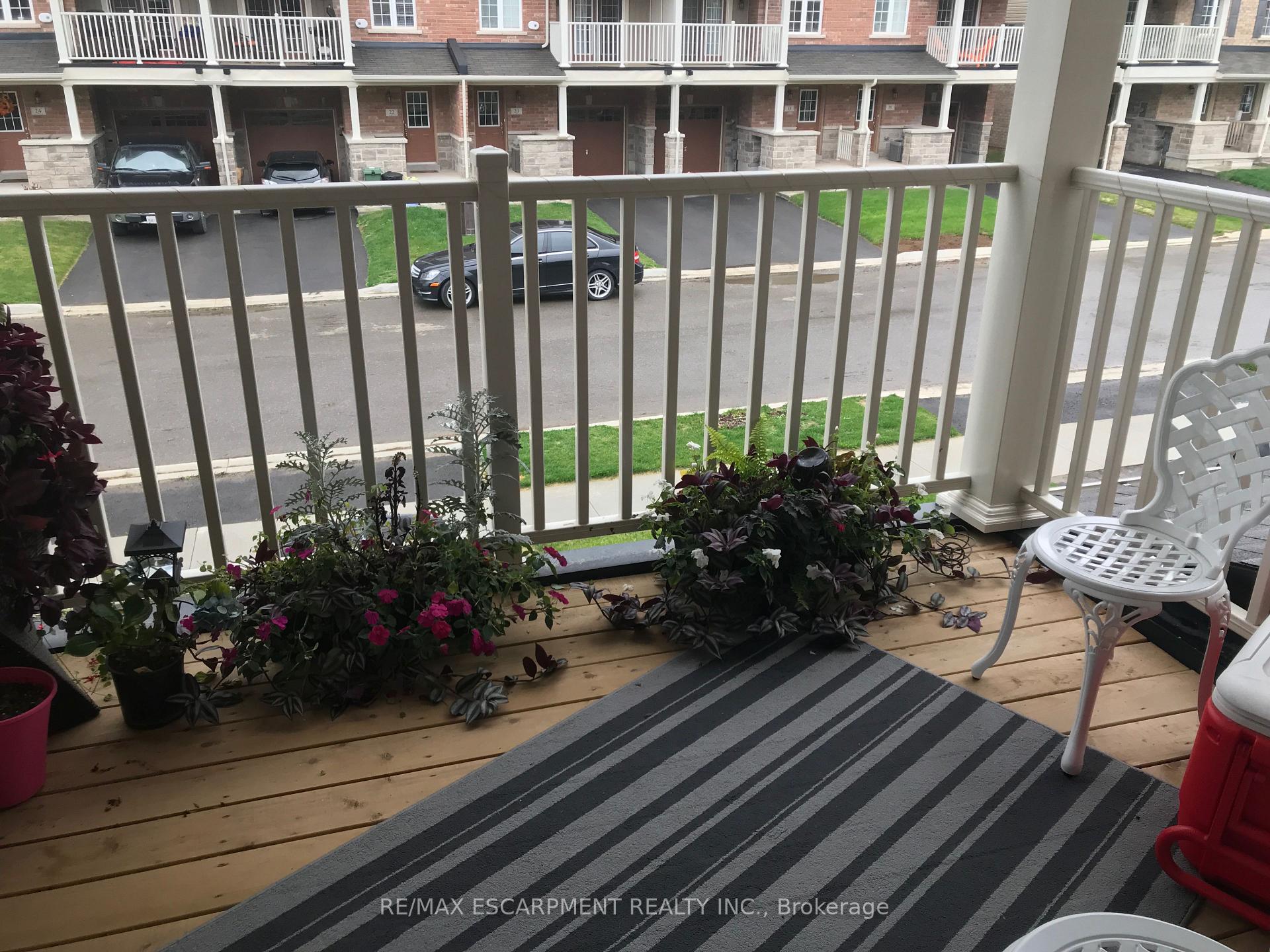 Photo 11 of 21 Hiscott Drive, Hamilton, Waterdown — HOMEH