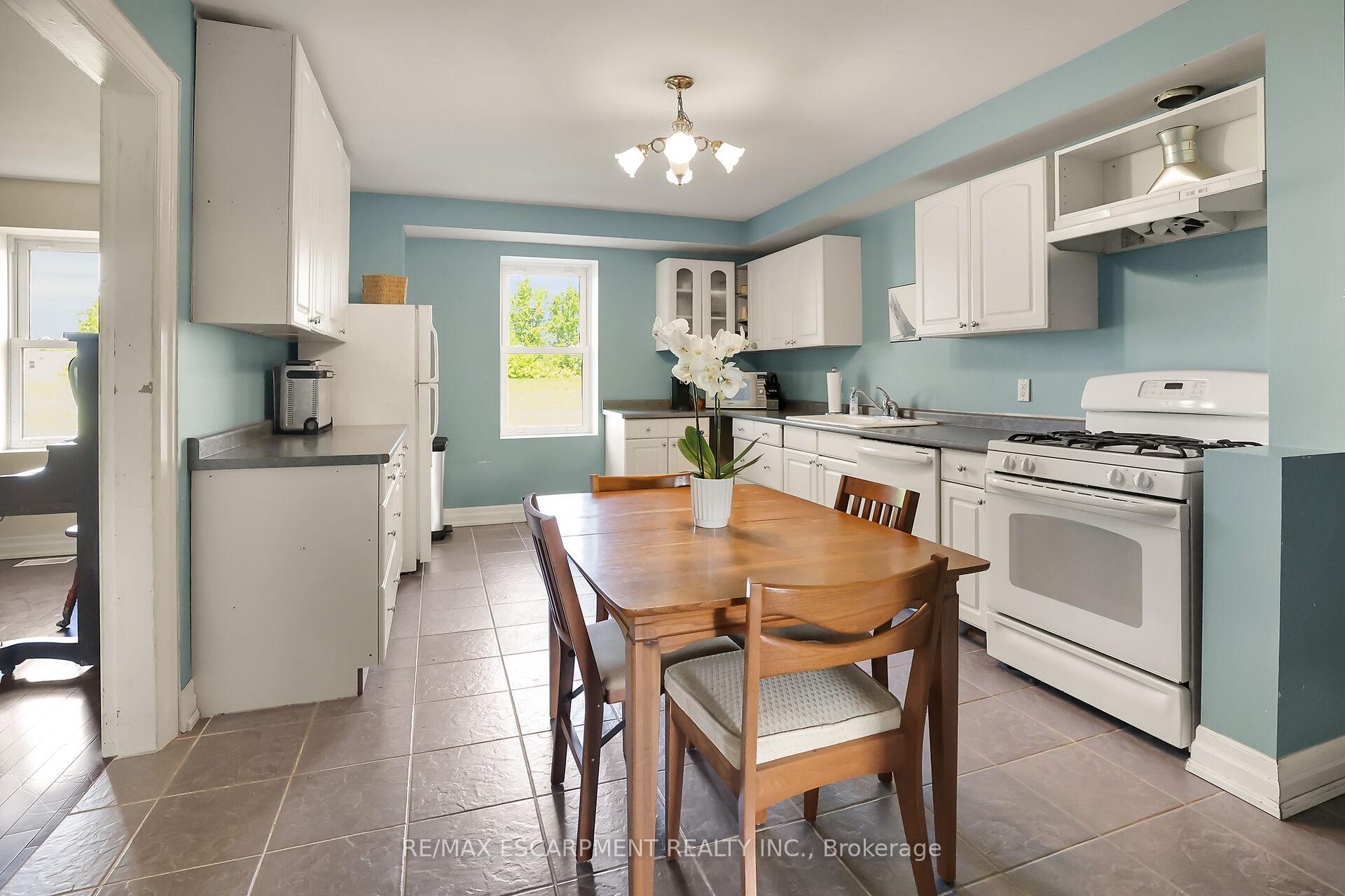 Photo 12 of 468 Mud Street W, Grimsby, Grimsby Escarpment — HOMEH