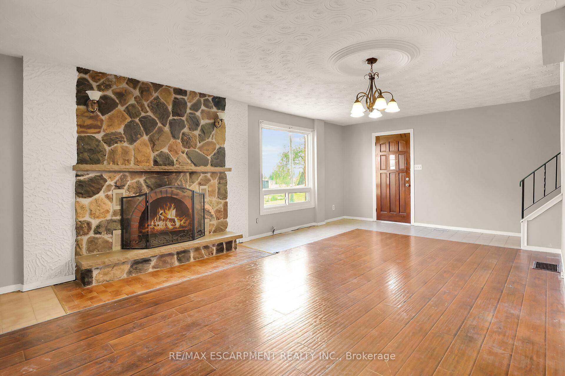 Photo 15 of 468 Mud Street W, Grimsby, Grimsby Escarpment — HOMEH