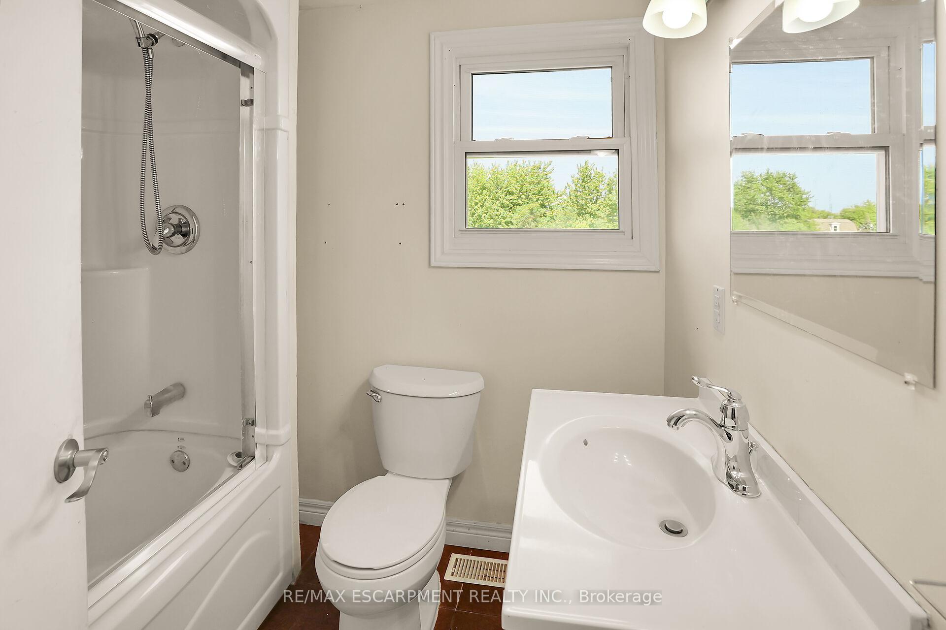 Photo 21 of 468 Mud Street W, Grimsby, Grimsby Escarpment — HOMEH