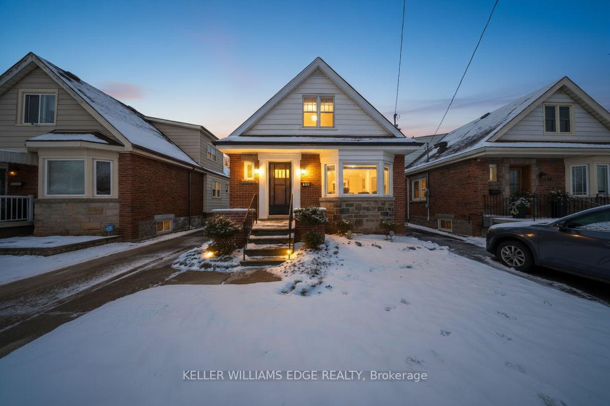 Front of 186 Huxley Avenue S