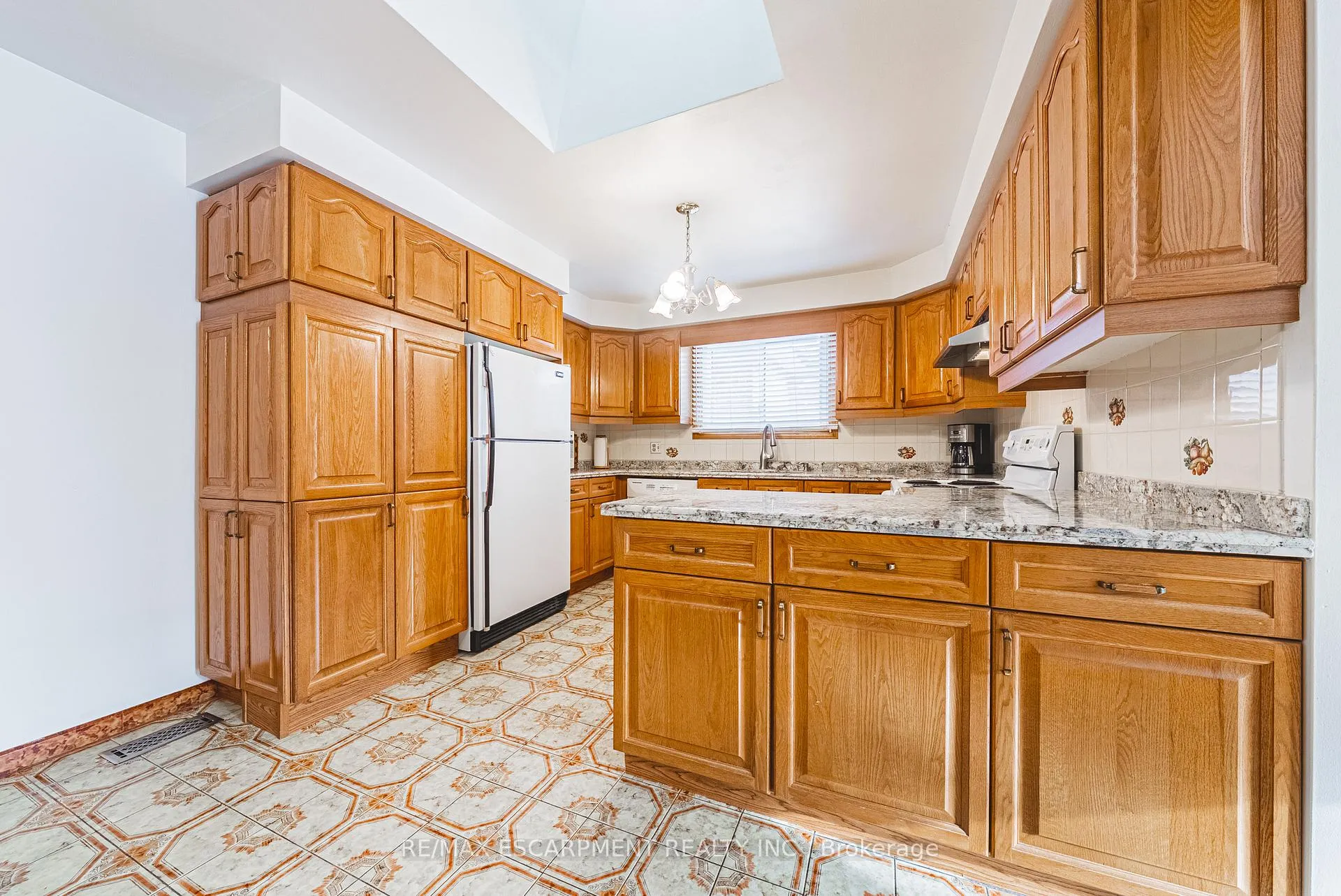 Photo 8 of 19 Hadeland Avenue, Hamilton, Gilbert — HOMEH