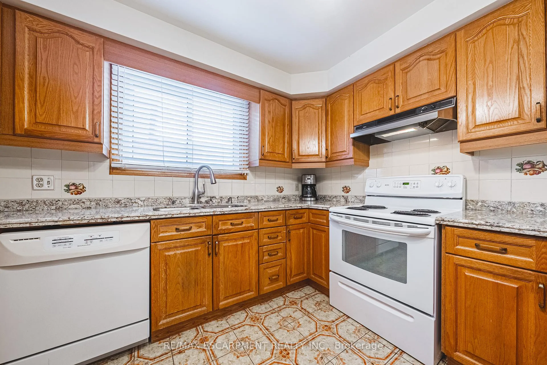 Photo 9 of 19 Hadeland Avenue, Hamilton, Gilbert — HOMEH