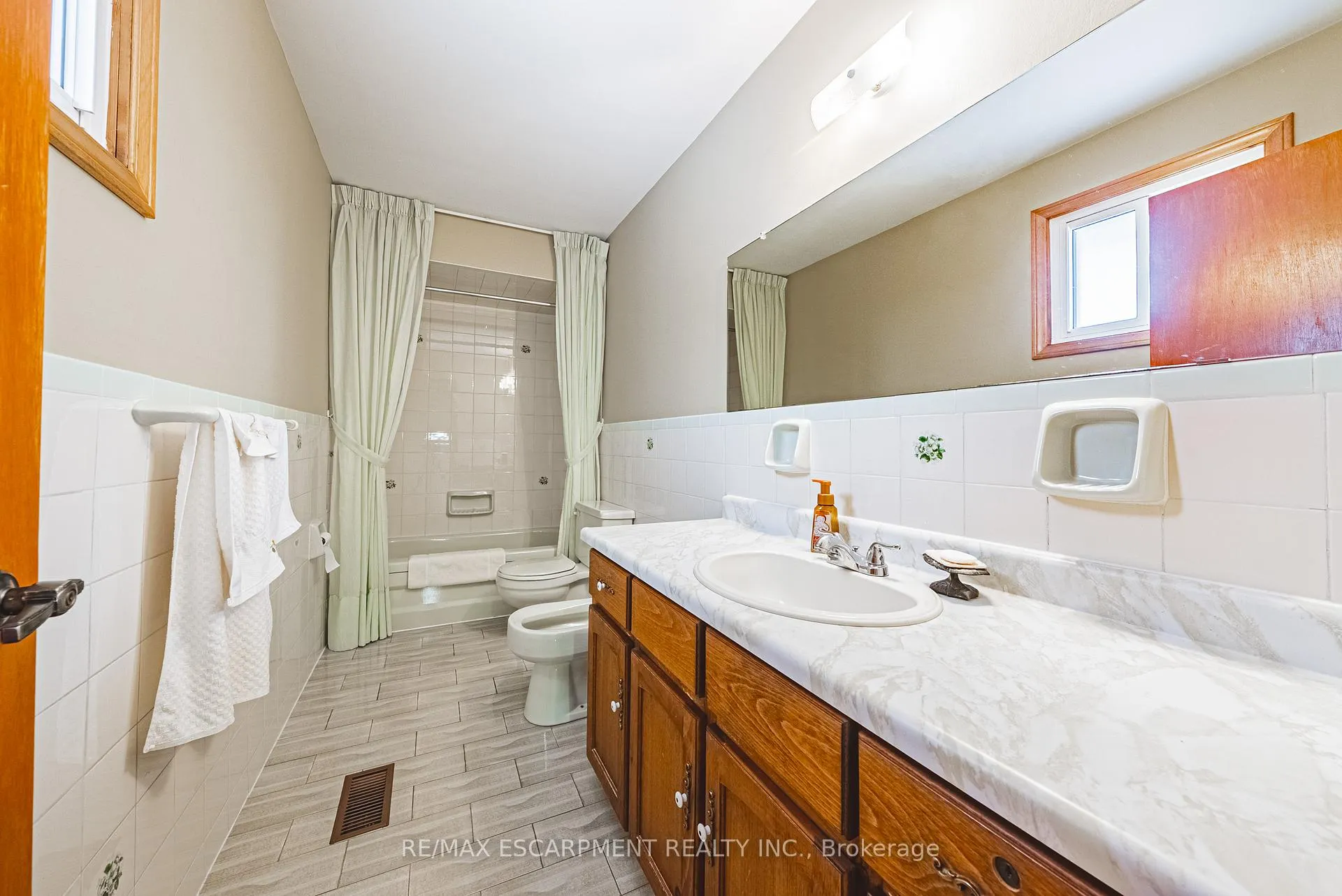 Photo 22 of 19 Hadeland Avenue, Hamilton, Gilbert — HOMEH