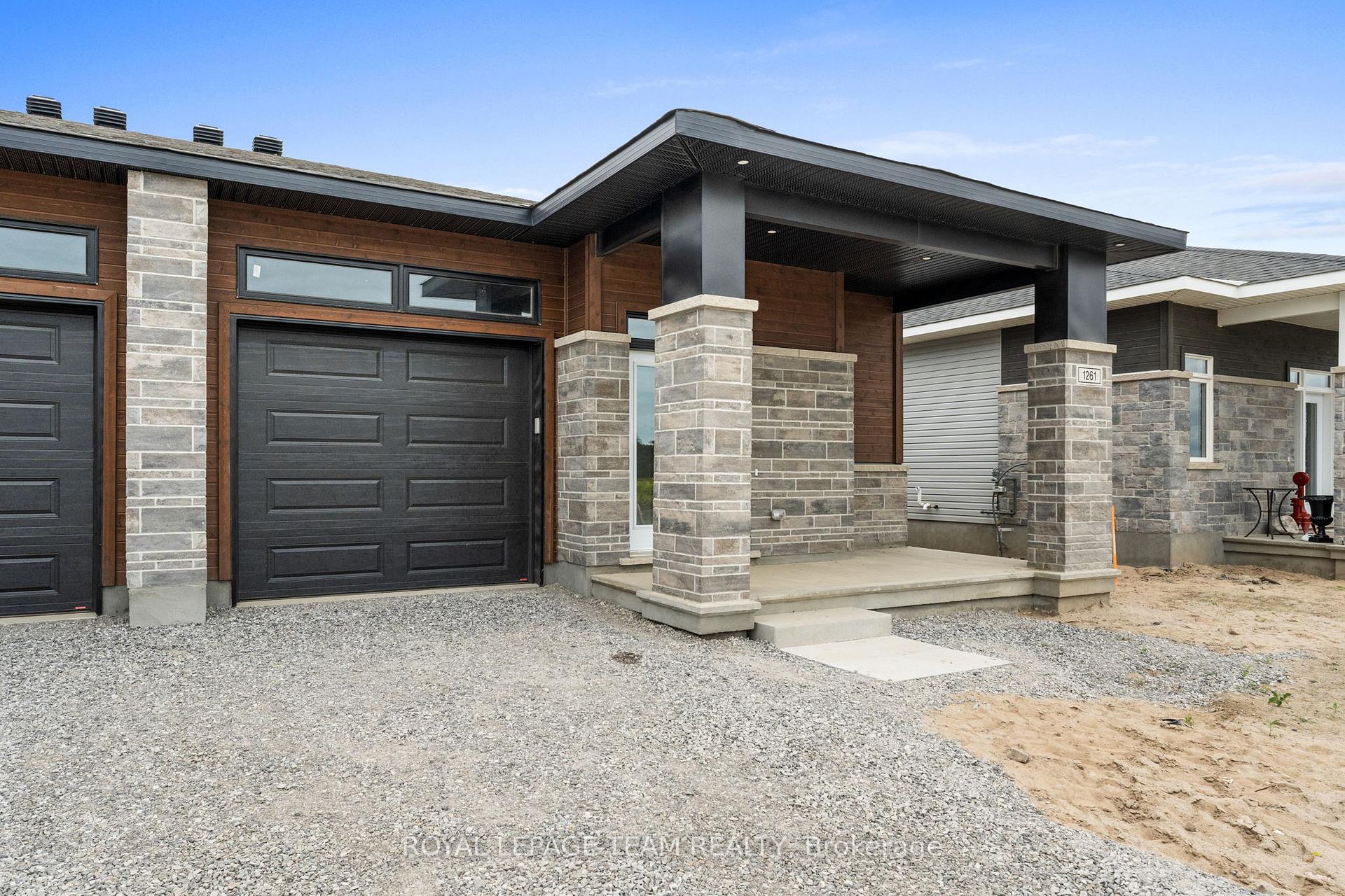 Photo 3 of 1053 Moore Street, Brockville — HOMEH