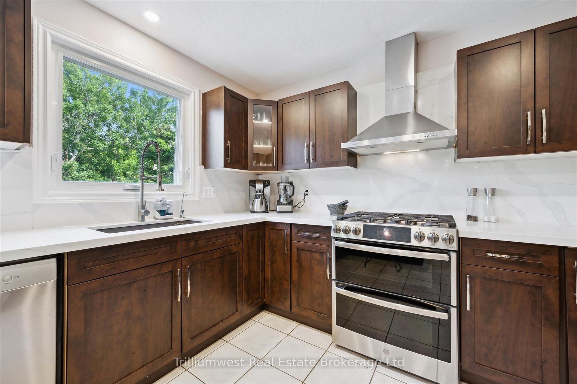 Photo 18 of 214 Summerfield Drive, Guelph, Pineridge/Westminster Woods — HOMEH