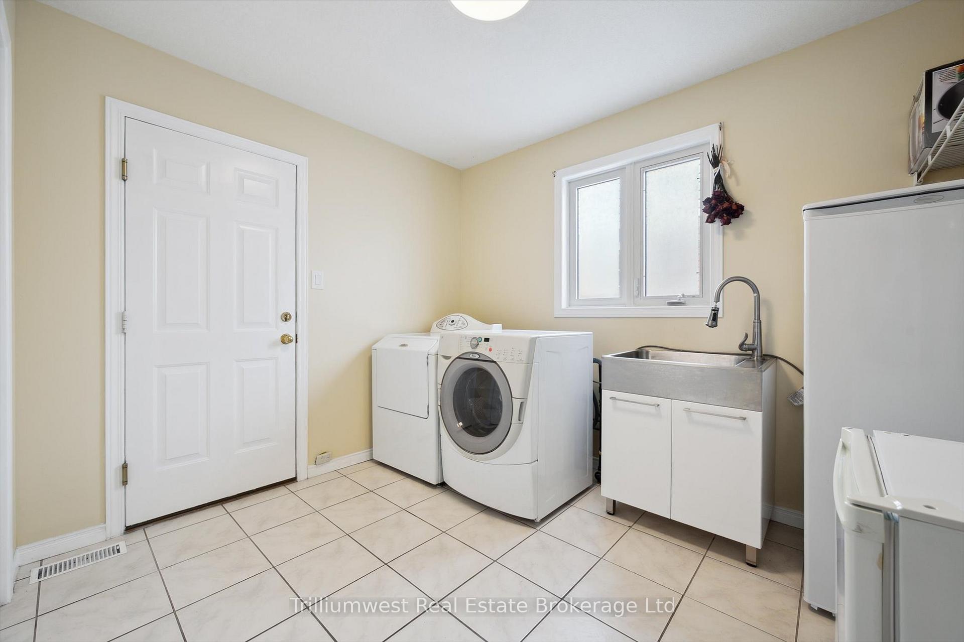 Photo 25 of 214 Summerfield Drive, Guelph, Pineridge/Westminster Woods — HOMEH