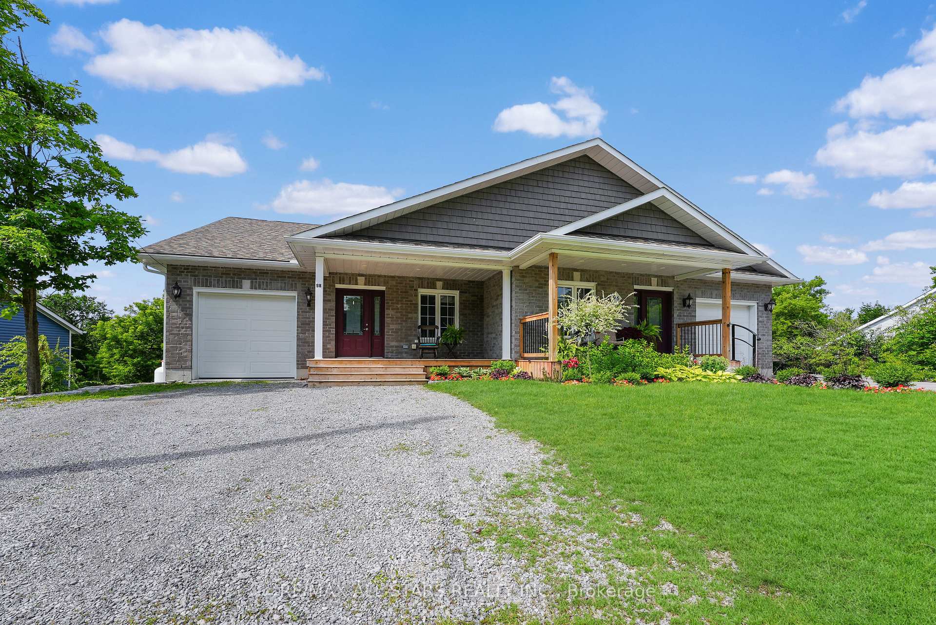 Photo 1 of 98 Bond Street E, Kawartha Lakes, Fenelon Falls — HOMEH