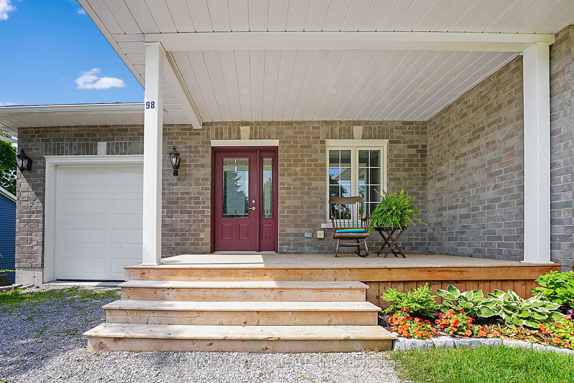 Photo 5 of 98 Bond Street E, Kawartha Lakes, Fenelon Falls — HOMEH