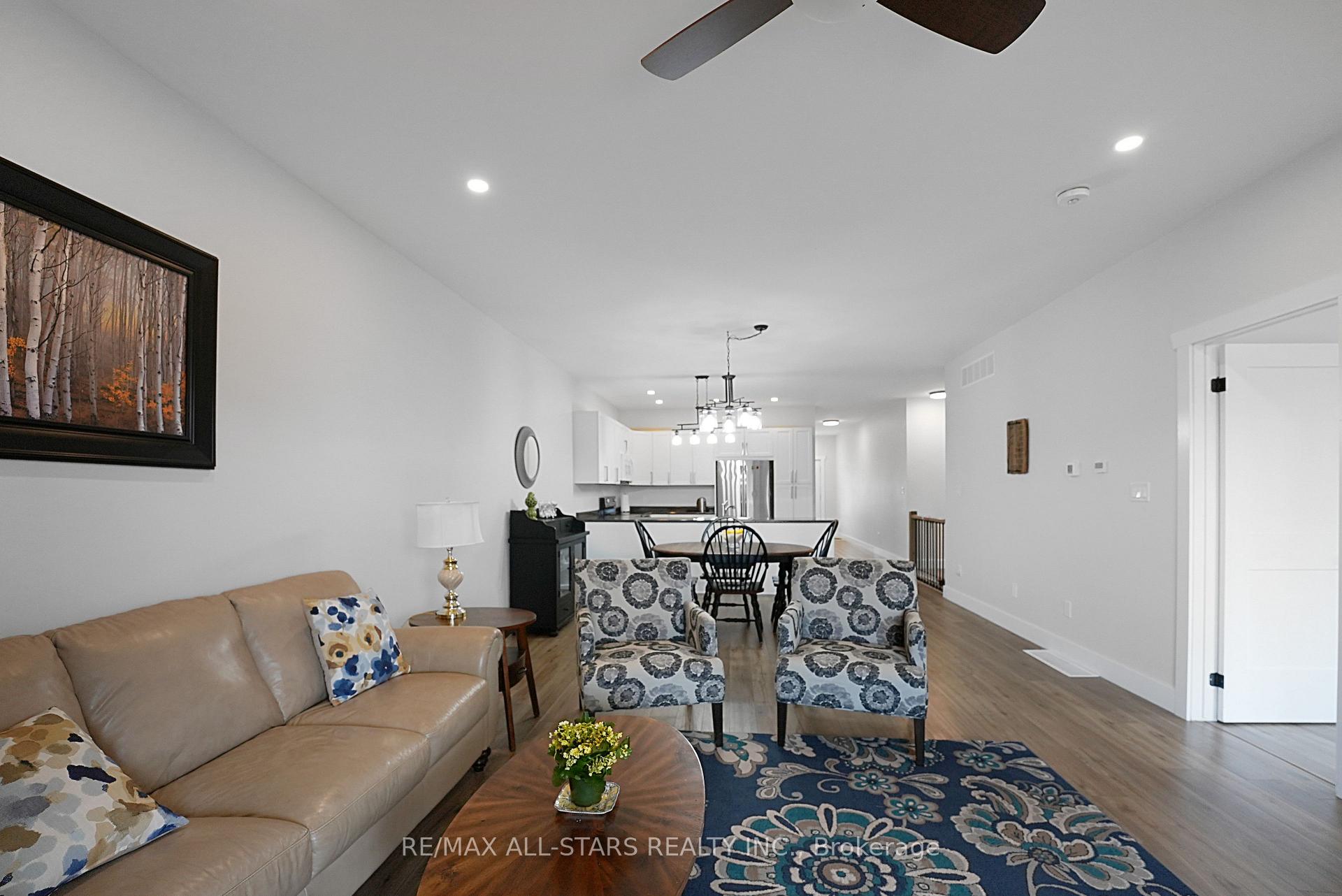 Photo 10 of 98 Bond Street E, Kawartha Lakes, Fenelon Falls — HOMEH
