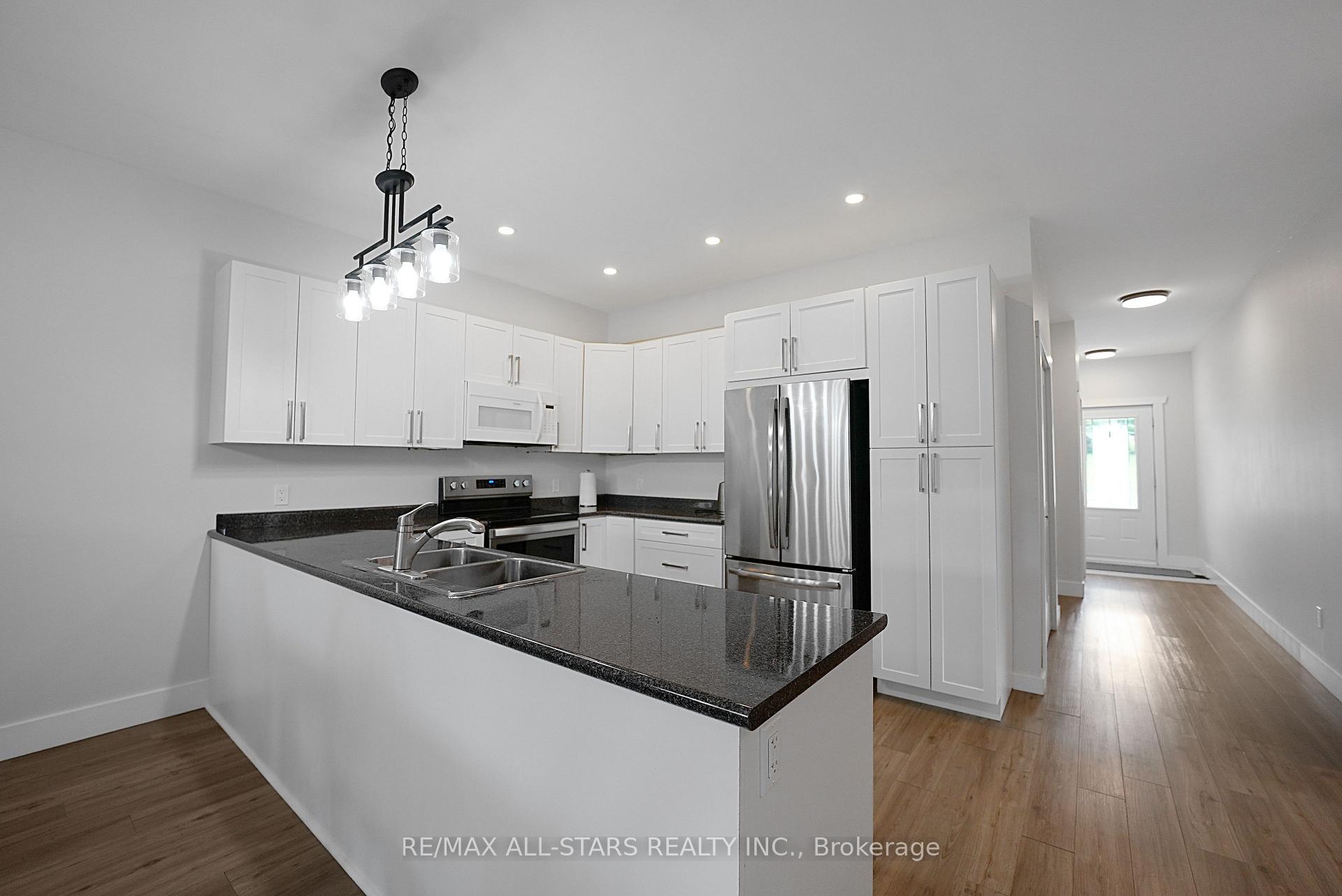 Photo 13 of 98 Bond Street E, Kawartha Lakes, Fenelon Falls — HOMEH
