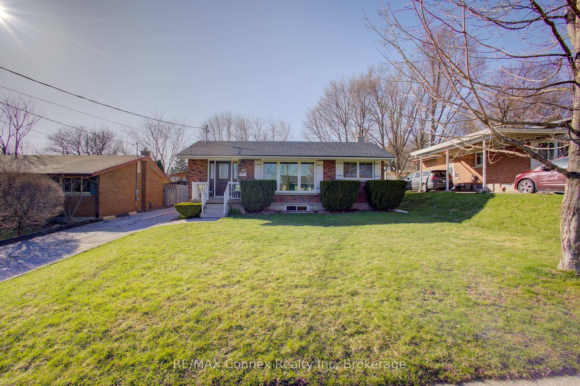 Photo 4 of 20 Laverne Avenue, Guelph, St. George's — HOMEH